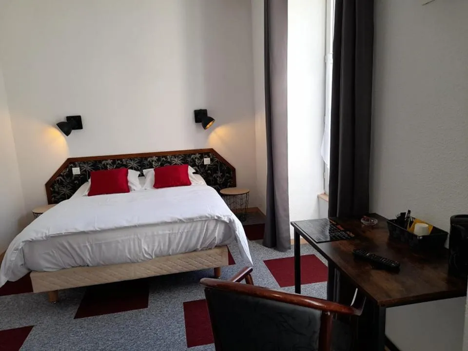 Bedroom, Bed in Hôtel Les Deux Porches