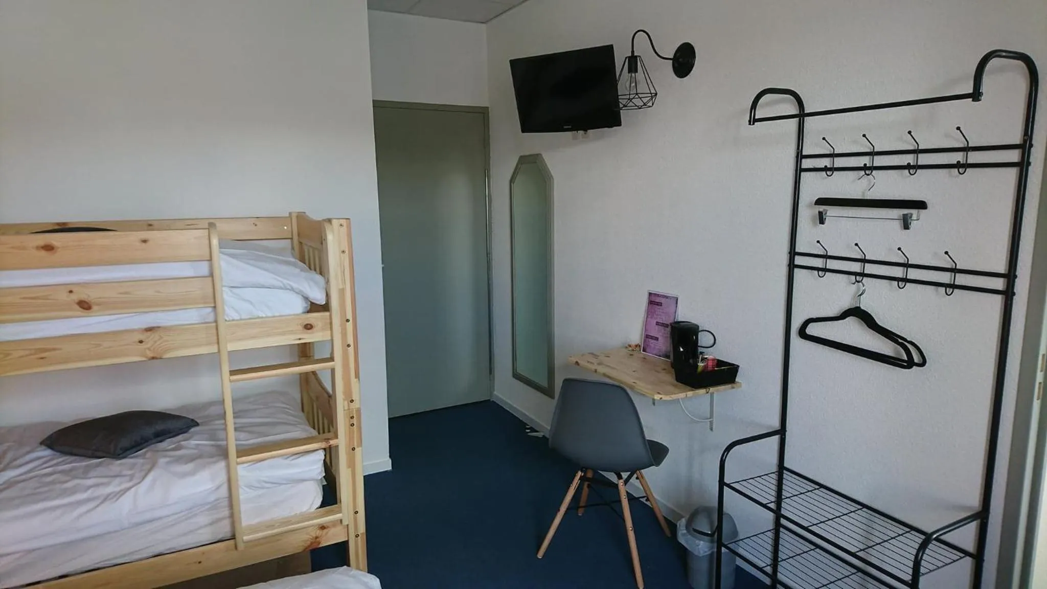 bunk bed, Bed in Hôtel Les Deux Porches