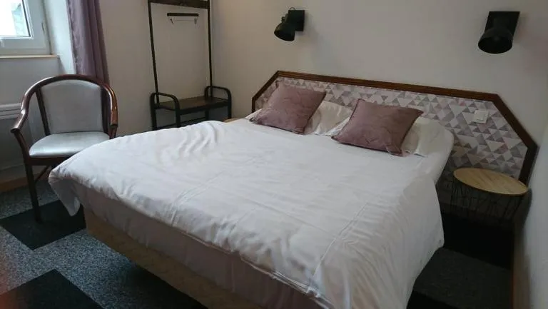 Bedroom, Bed in Hôtel Les Deux Porches