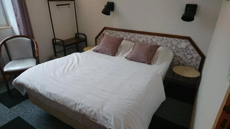 Bedroom, Bed in Hôtel Les Deux Porches