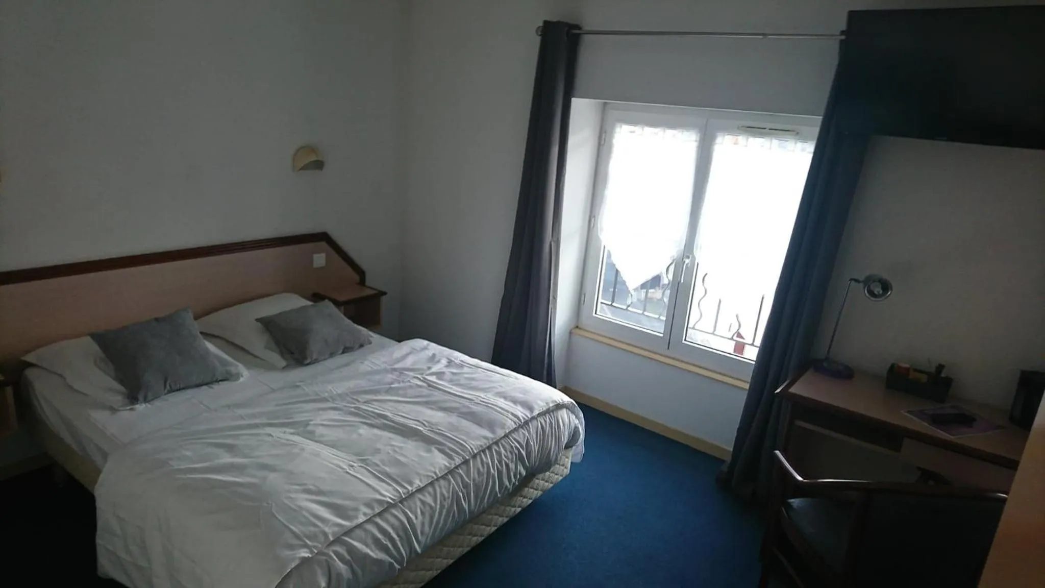 Photo of the whole room, Bed in Hôtel Les Deux Porches