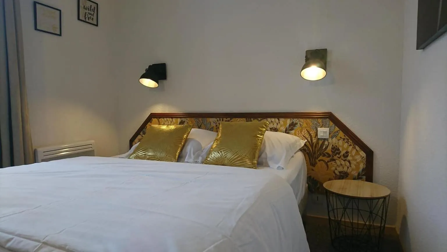 Bedroom, Bed in Hôtel Les Deux Porches