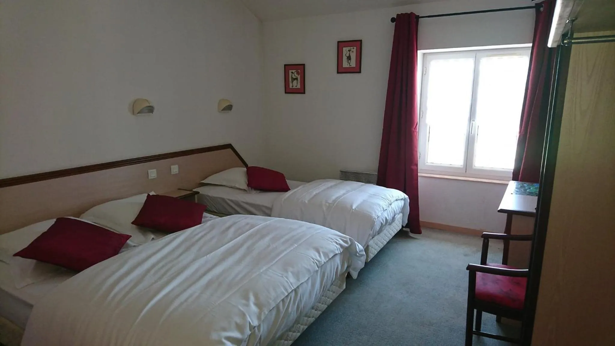Photo of the whole room, Bed in Hôtel Les Deux Porches