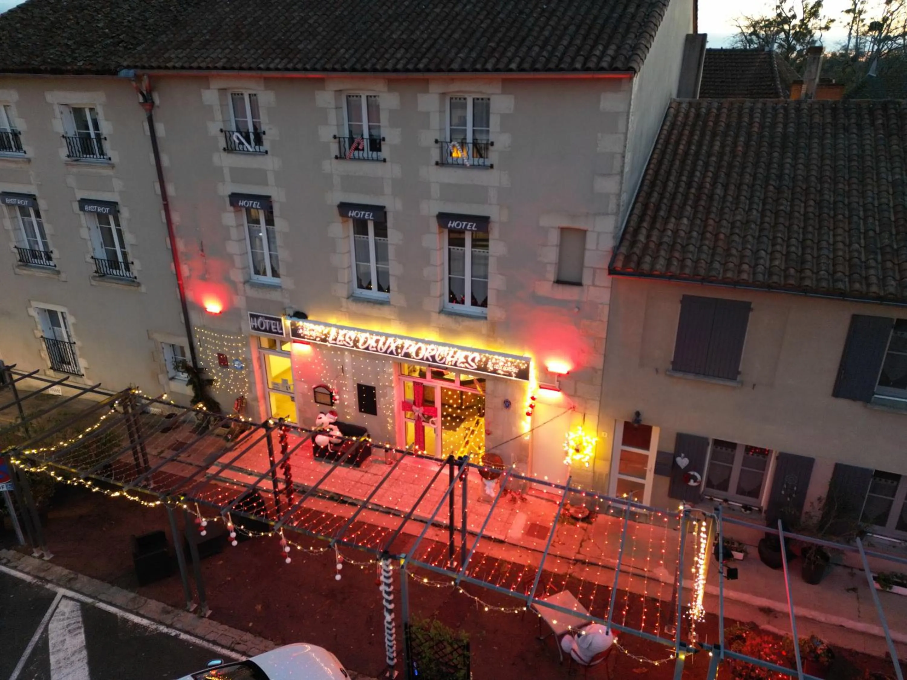 Property building in Hôtel Les Deux Porches