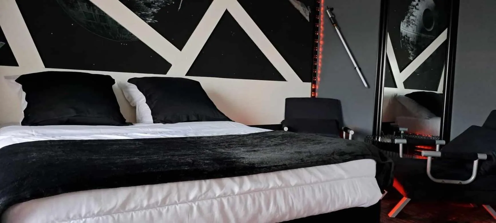 Photo of the whole room, Bed in Hôtel Les Deux Porches