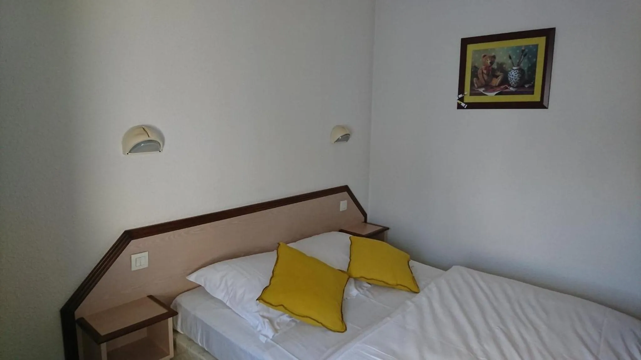 Photo of the whole room, Bed in Hôtel Les Deux Porches