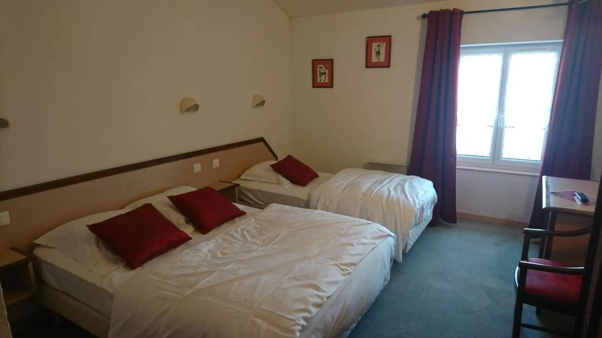 Twin Room - single occupancy in Hôtel Les Deux Porches Twin Room - single occupancy in Hôtel Les Deux Porches