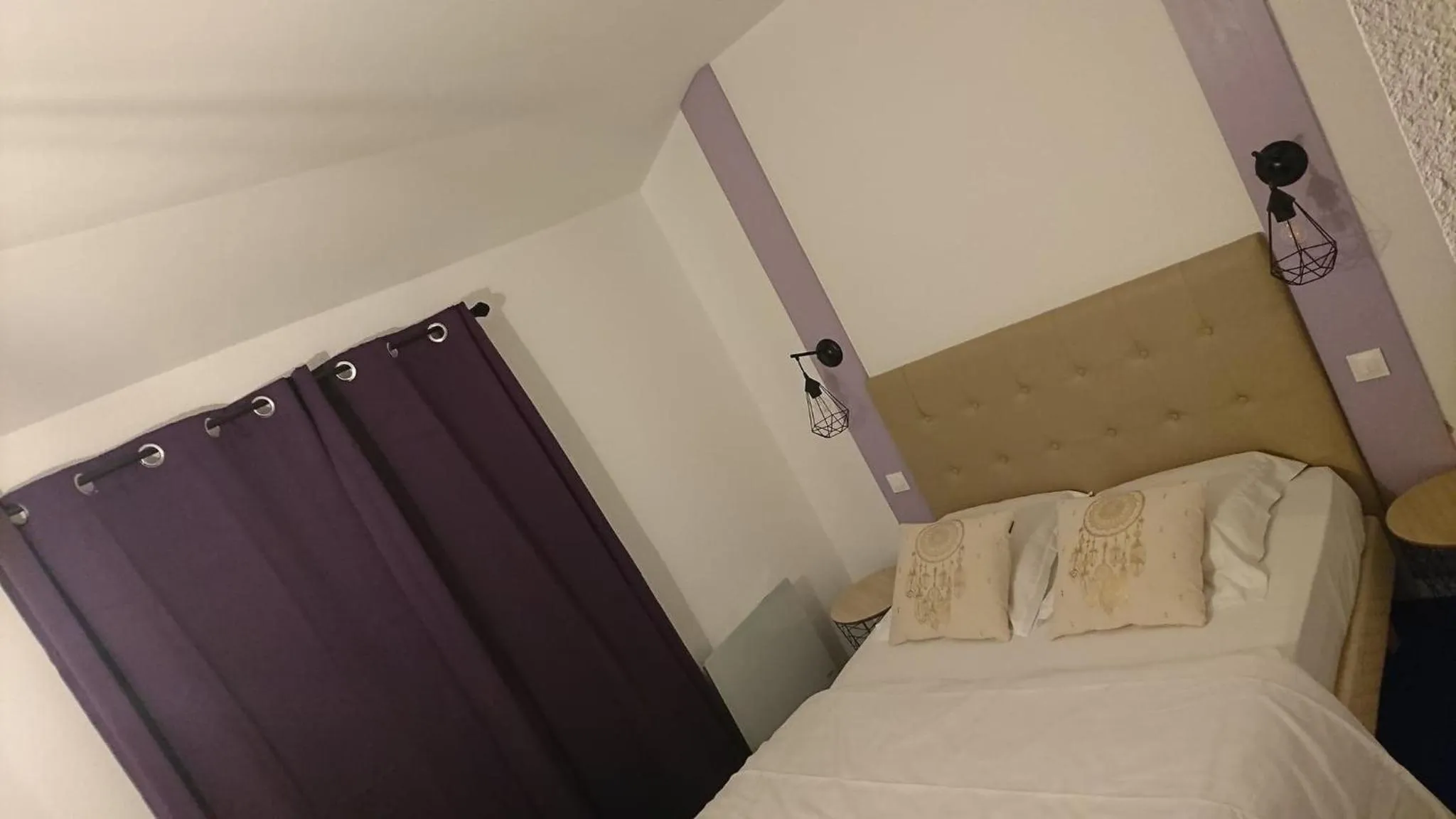 Photo of the whole room, Bed in Hôtel Les Deux Porches