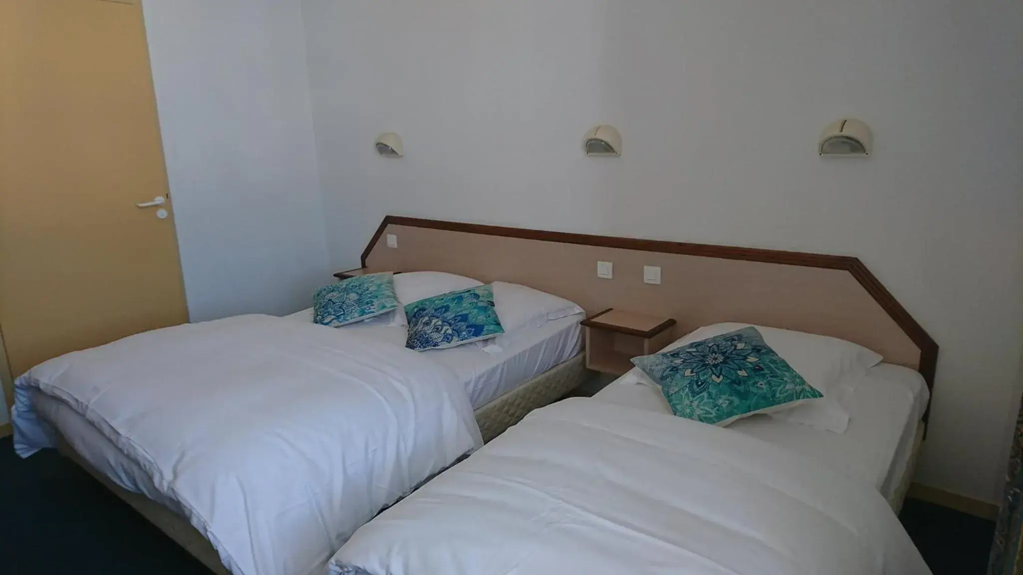 Twin Room - single occupancy in Hôtel Les Deux Porches Twin Room - single occupancy in Hôtel Les Deux Porches