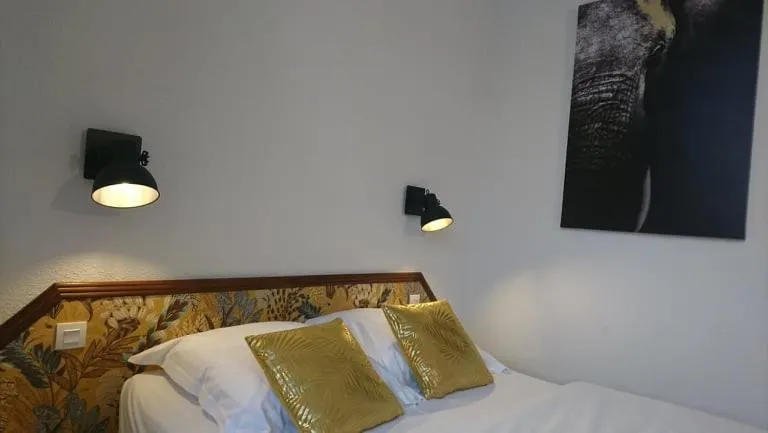 Bedroom, Bed in Hôtel Les Deux Porches