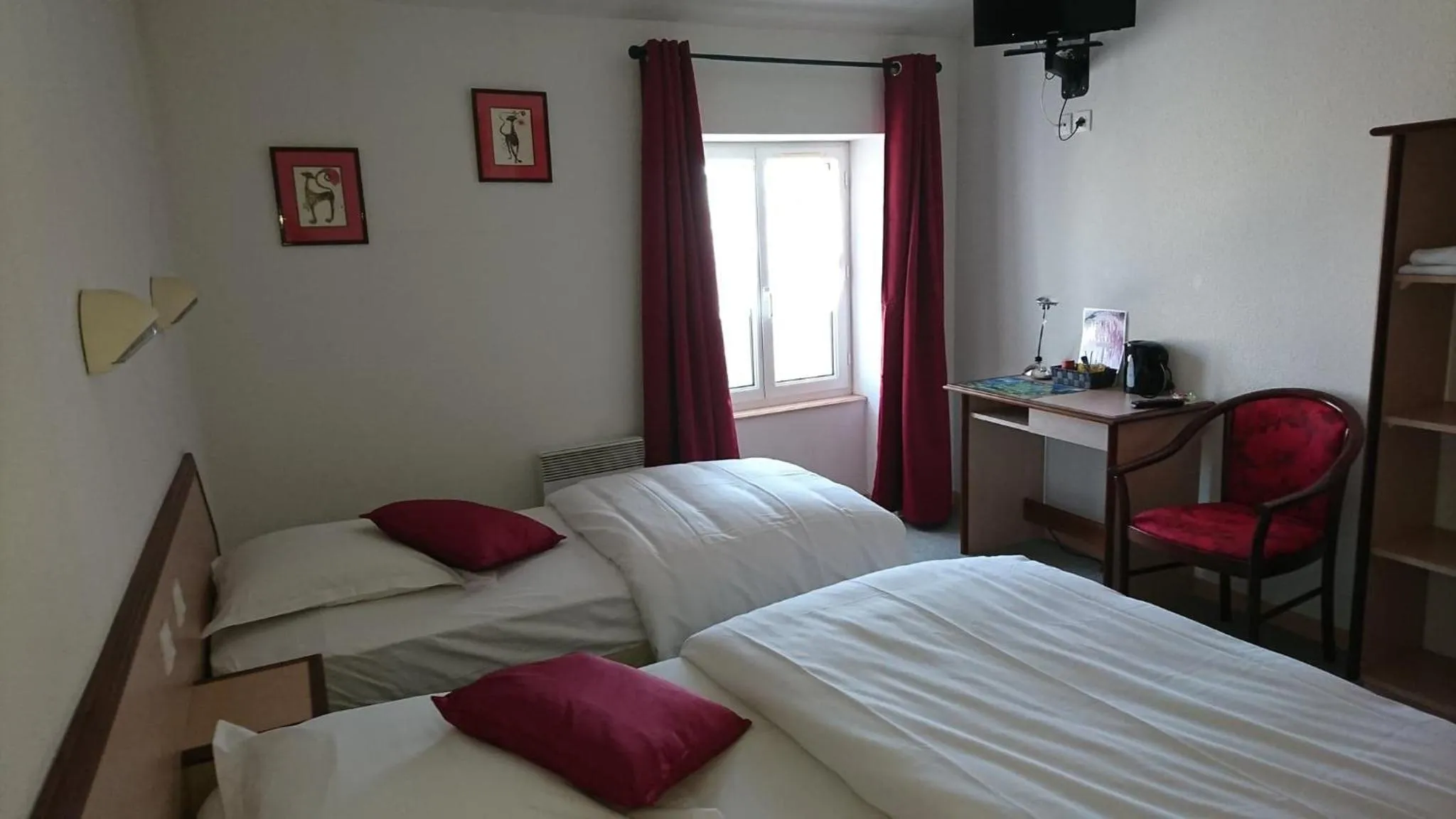 Photo of the whole room, Bed in Hôtel Les Deux Porches