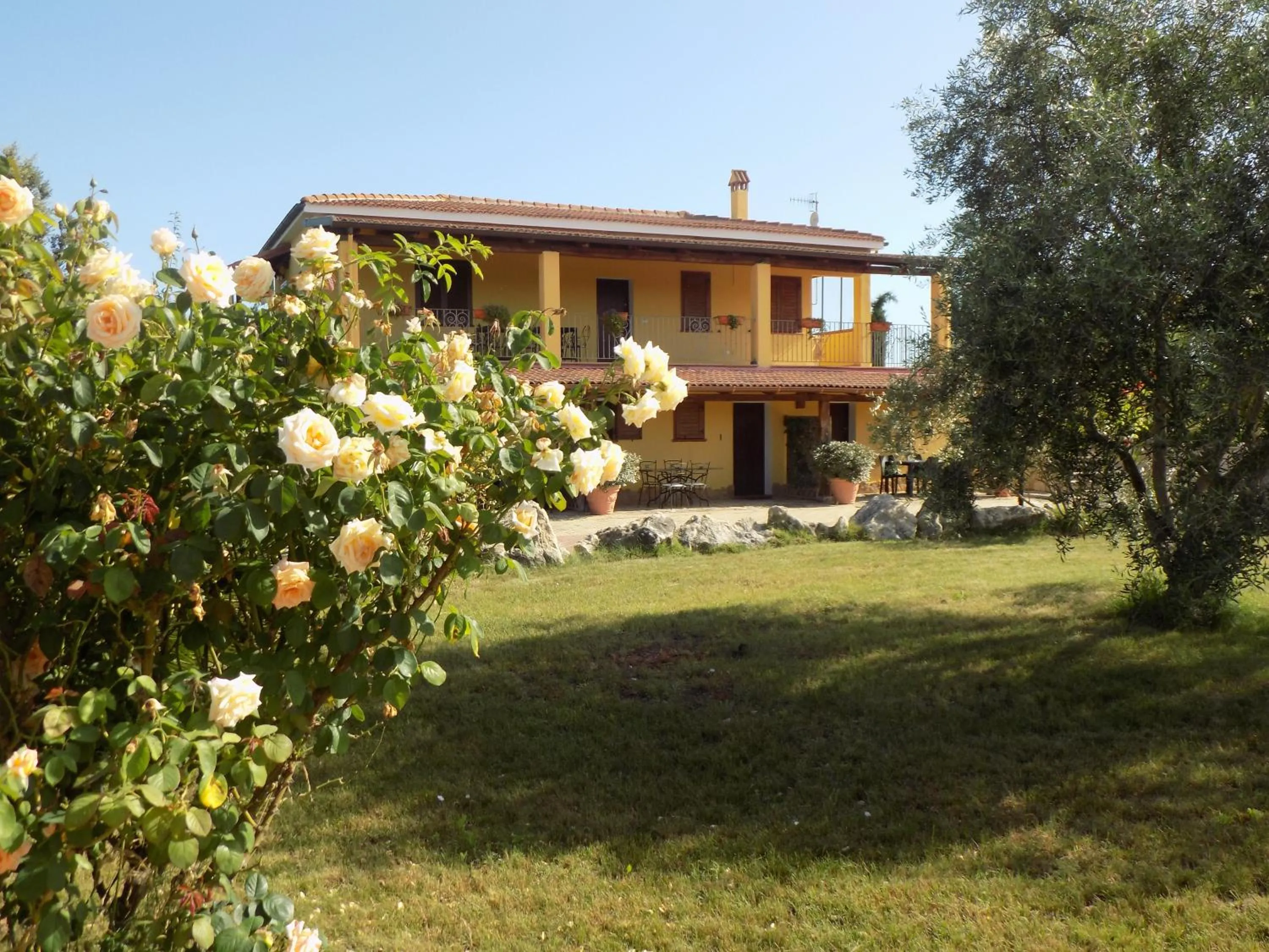 Facade/entrance in Villa Sorrentina