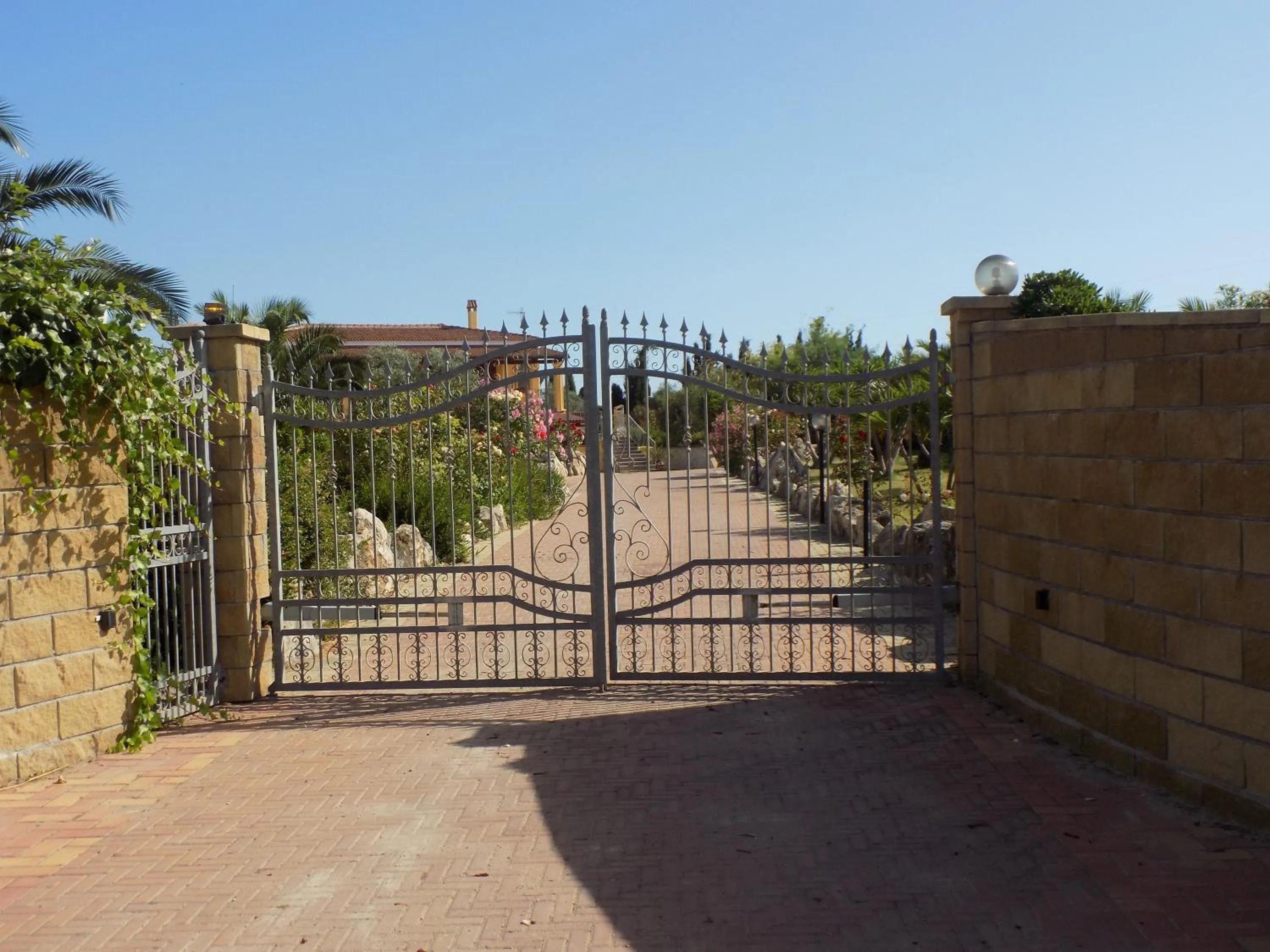 Facade/entrance in Villa Sorrentina