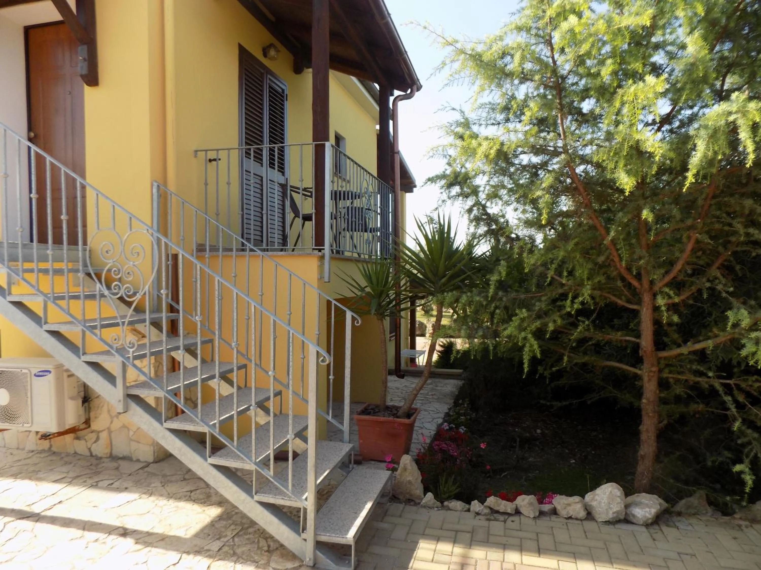 Facade/entrance in Villa Sorrentina