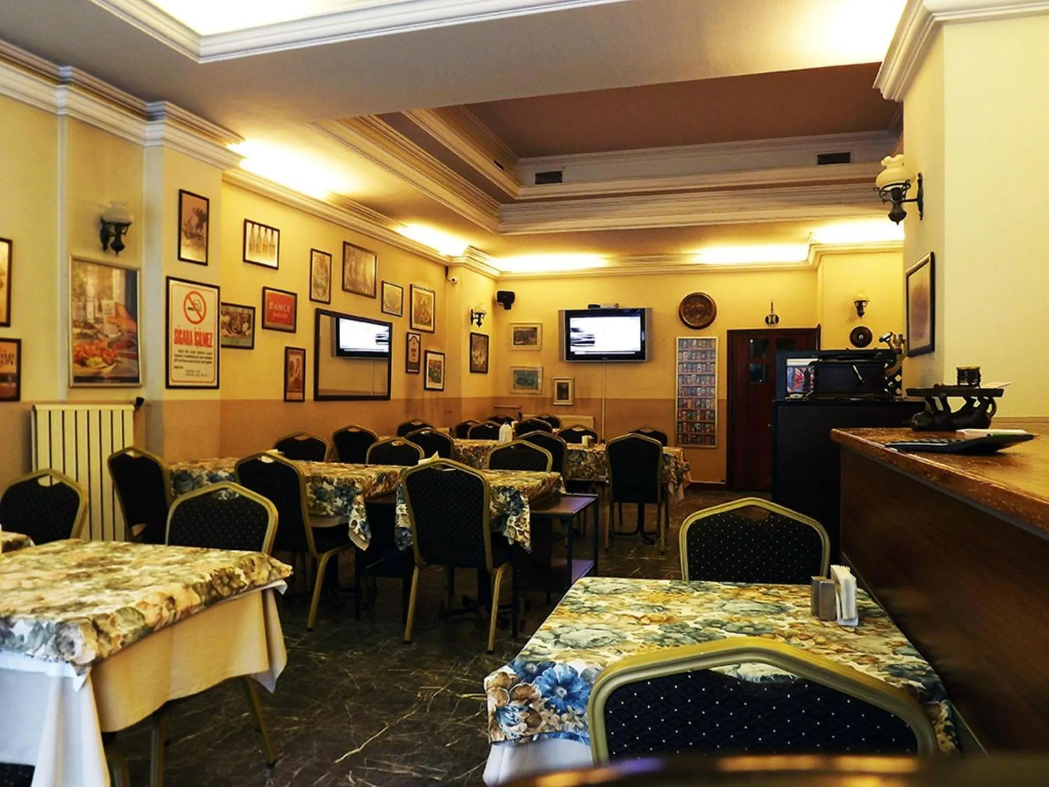 Restaurant/places to eat in First Apart Hotel