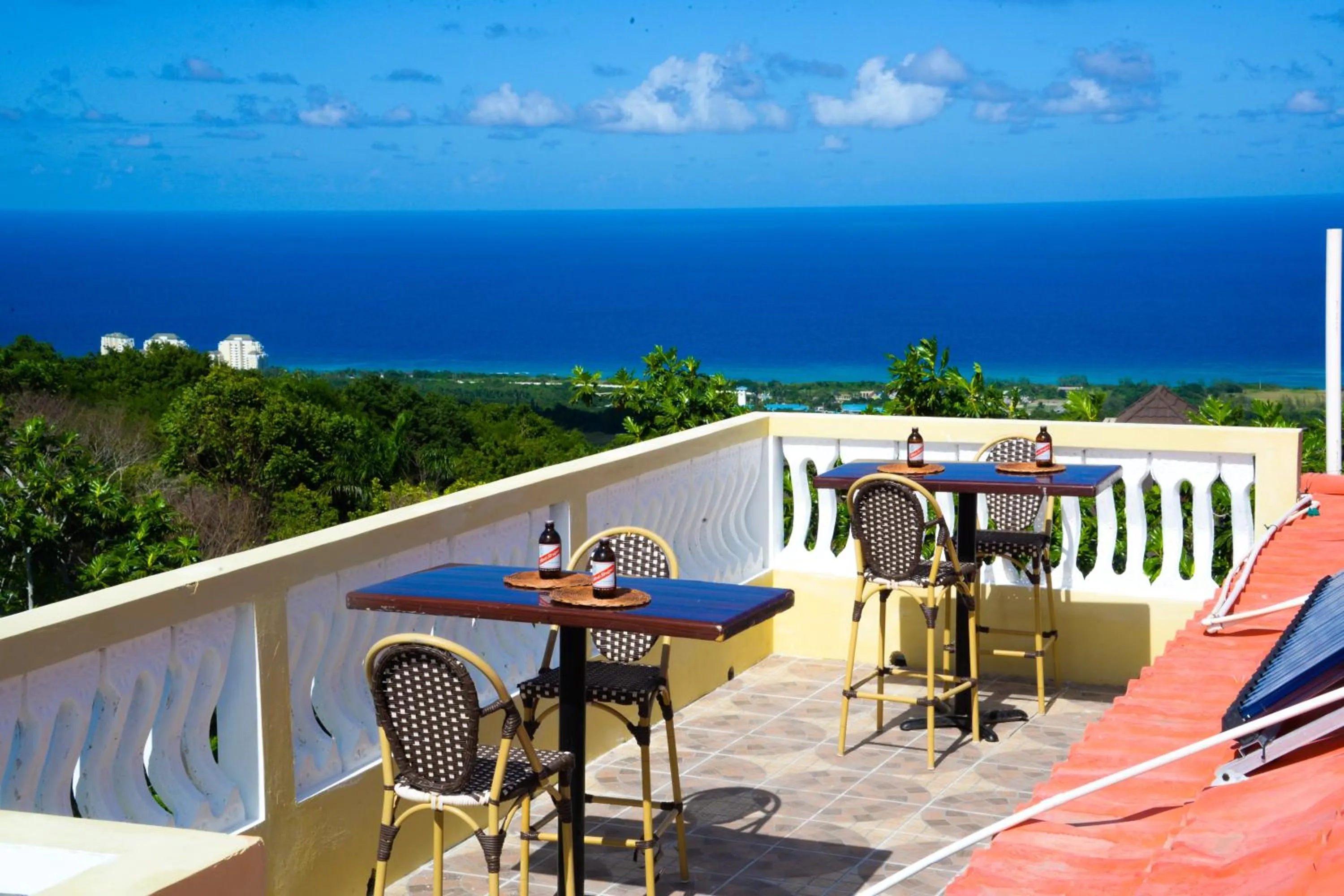 Restaurant/places to eat in Takuma Boutque Hotel Hotel Rooms & Suites