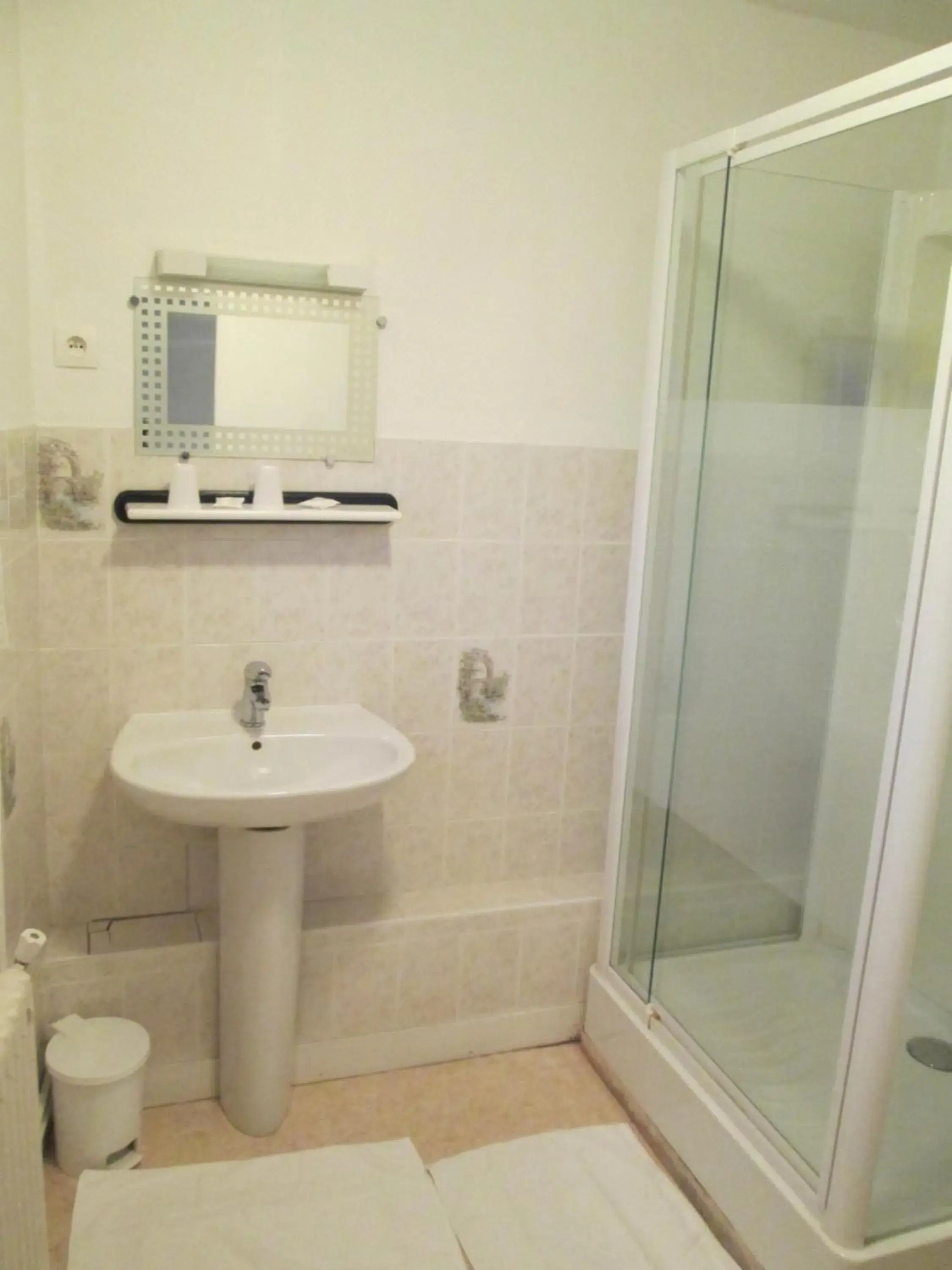 Twin Room in Logis Hôtel Beauséjour Twin Room in Logis Hôtel Beauséjour