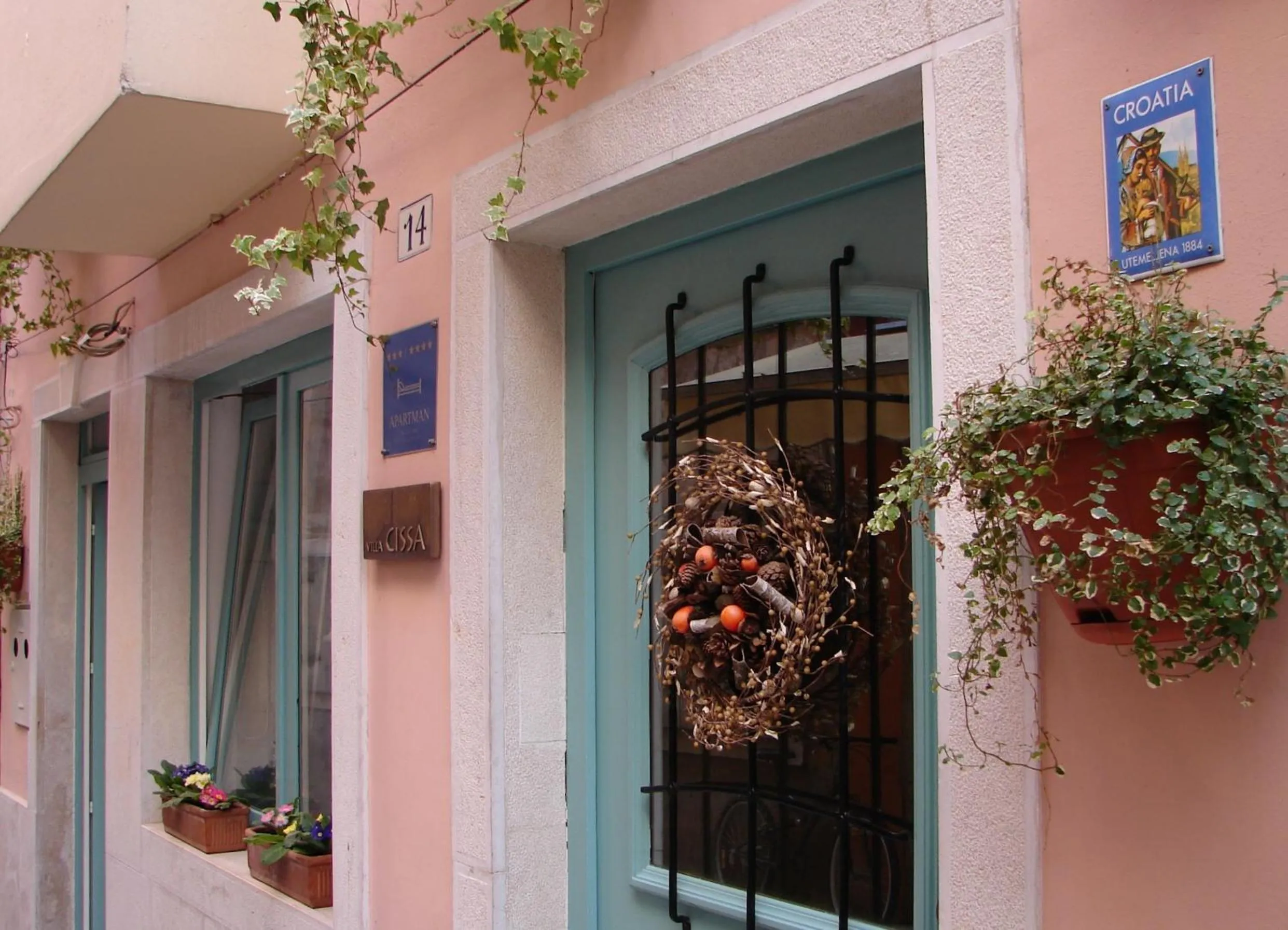 Facade/entrance in Villa Cissa Apartments by Irundo