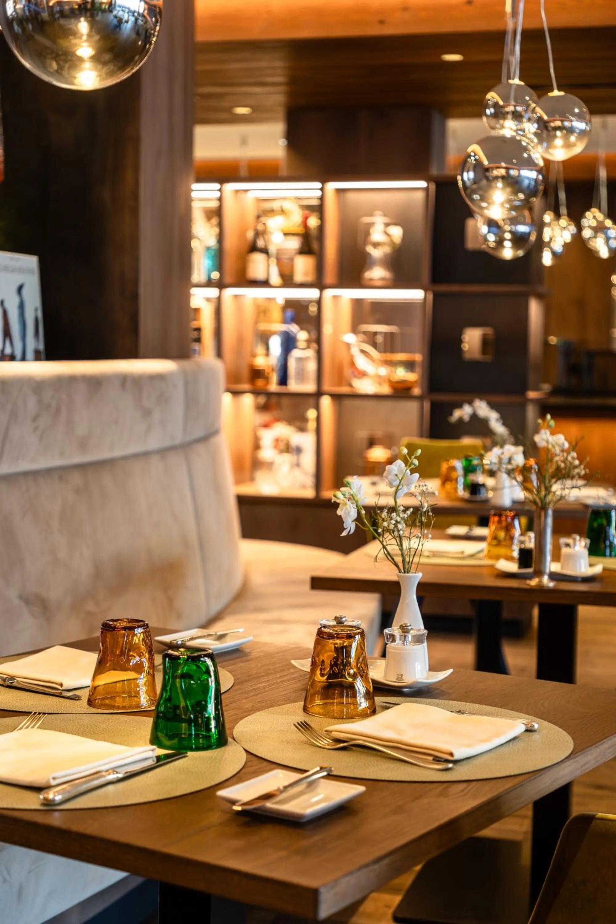 Restaurant/places to eat in Hotel Hell