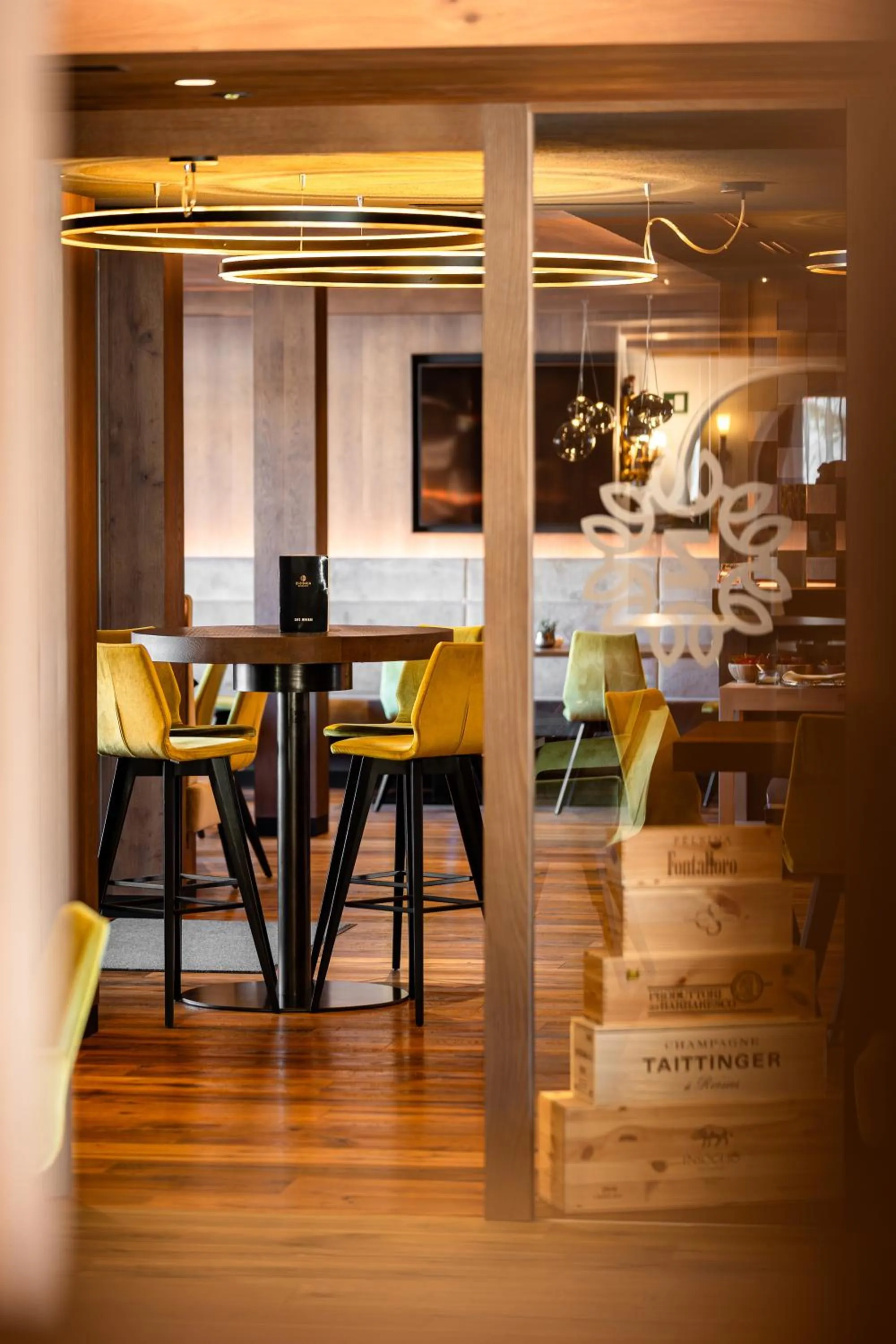 Restaurant/places to eat in Hotel Hell