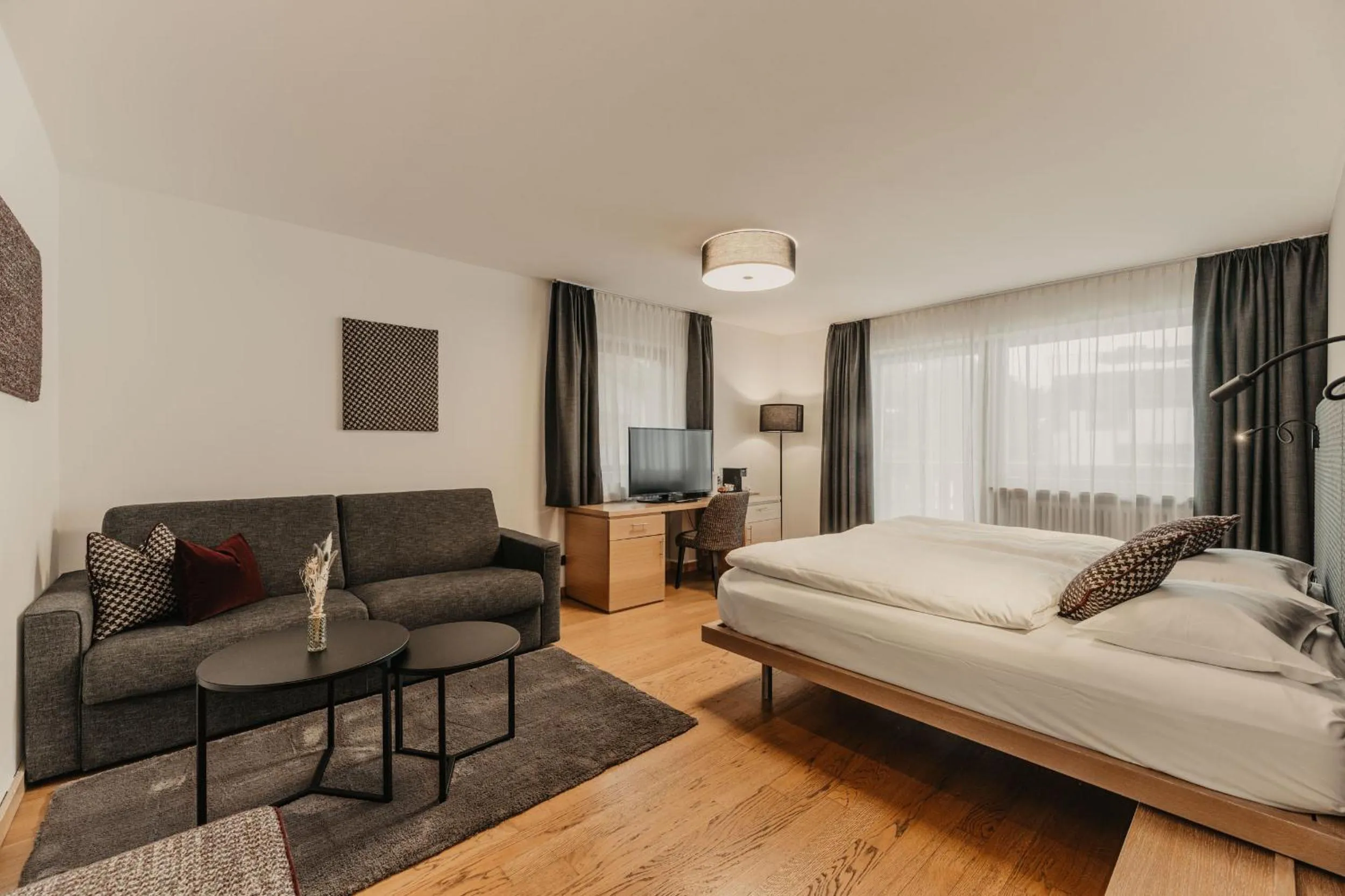 Photo of the whole room, Bed in Hotel Hell