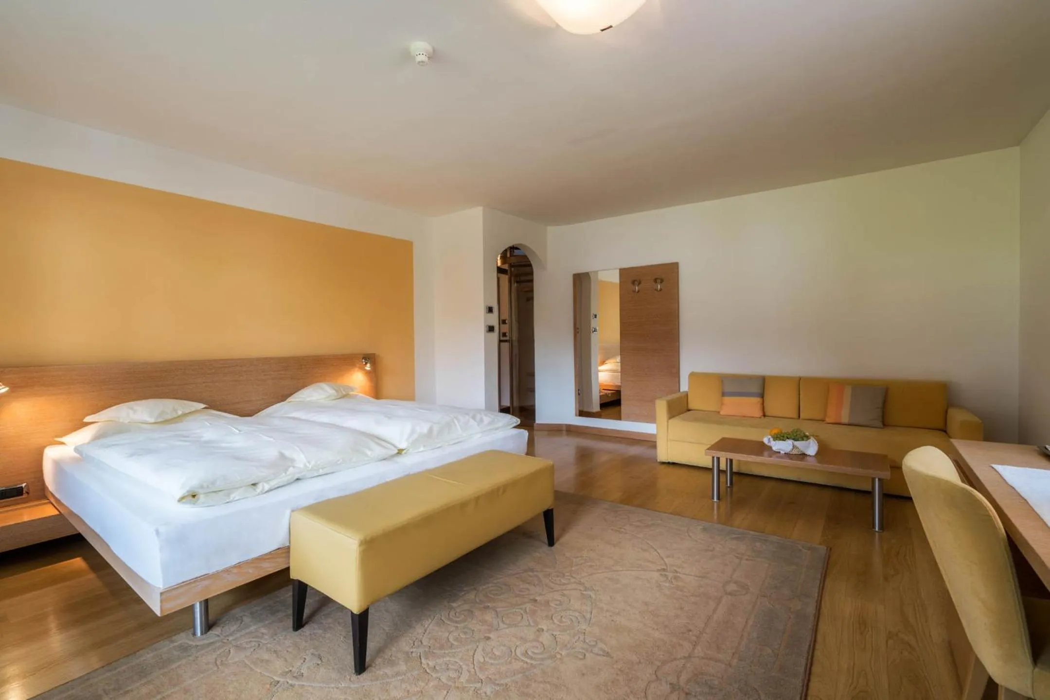 Seating area, Bed in Hotel Hell