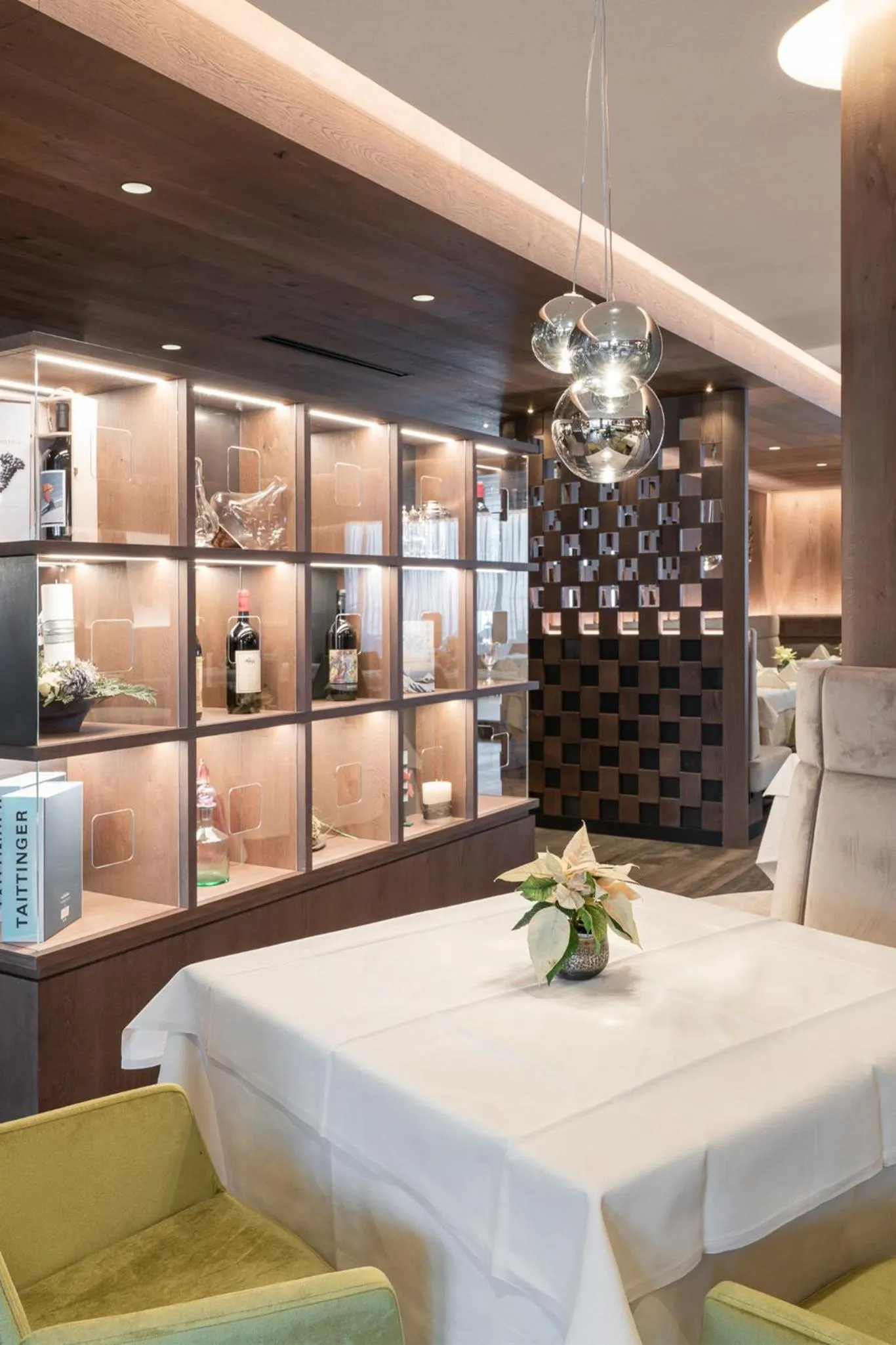 Restaurant/places to eat in Hotel Hell