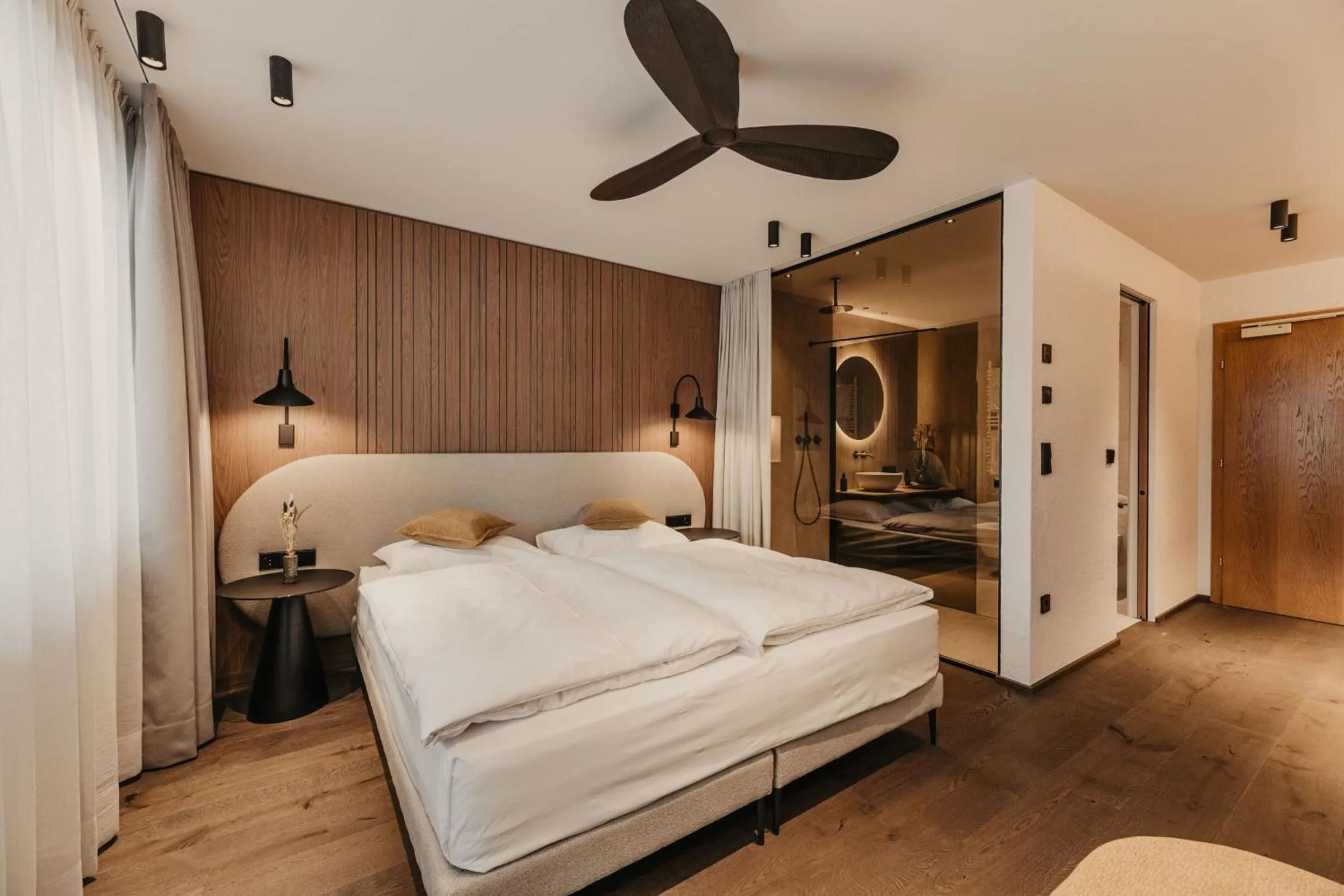 Photo of the whole room, Bed in Hotel Hell