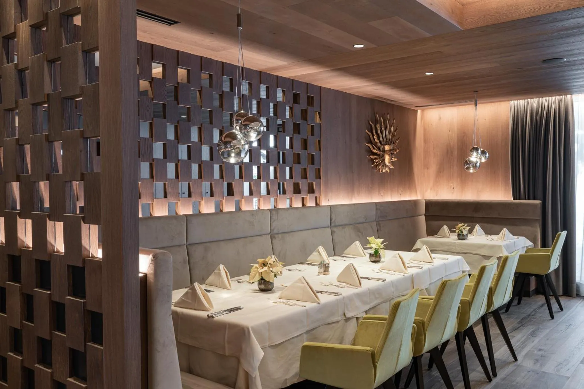 Restaurant/places to eat in Hotel Hell