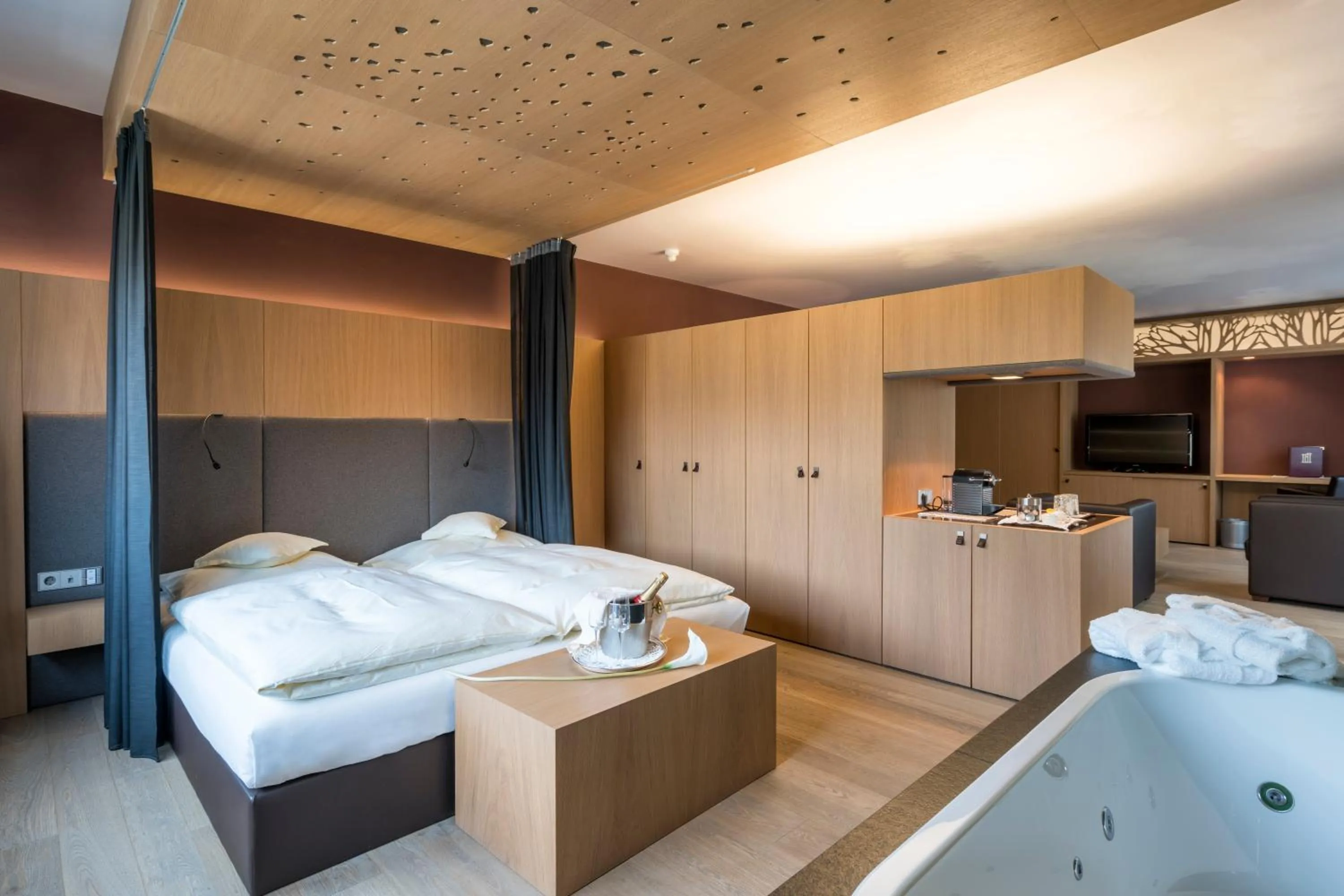 Bedroom, Bed in Hotel Hell