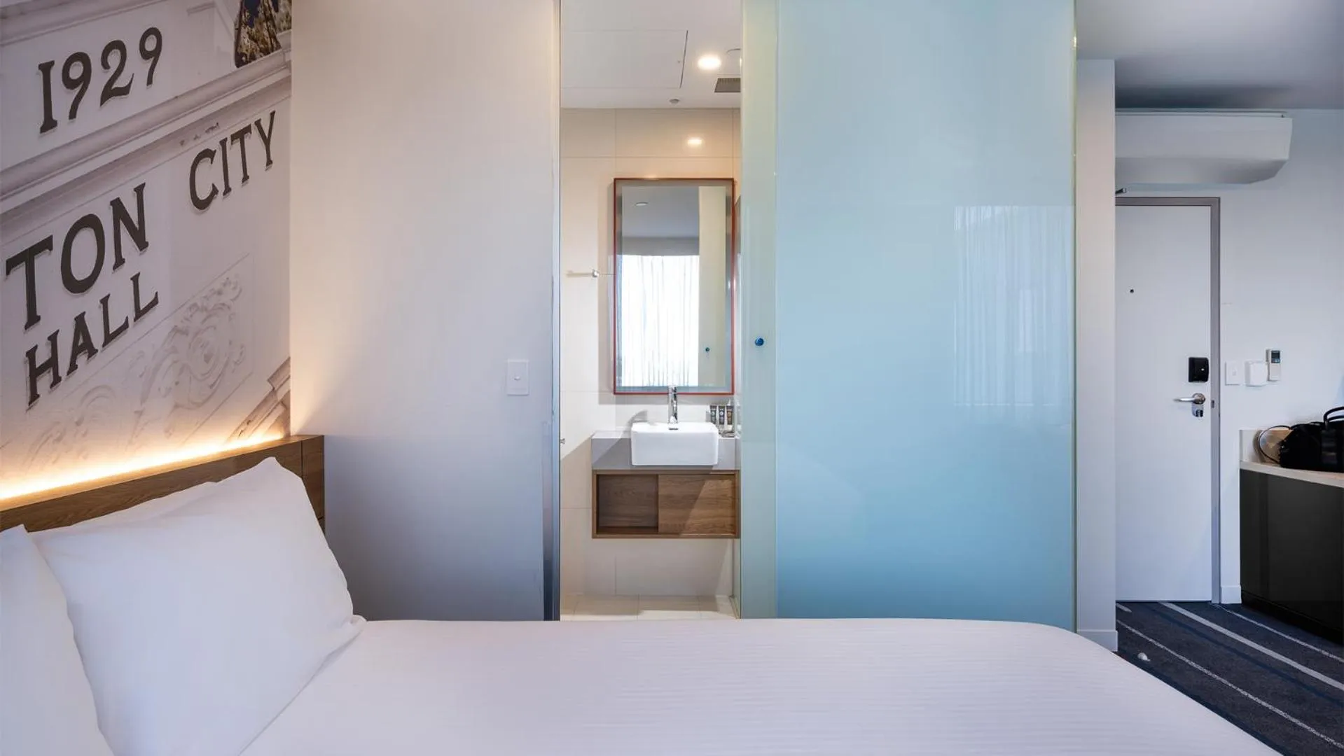 Bed in Novotel Melbourne Preston