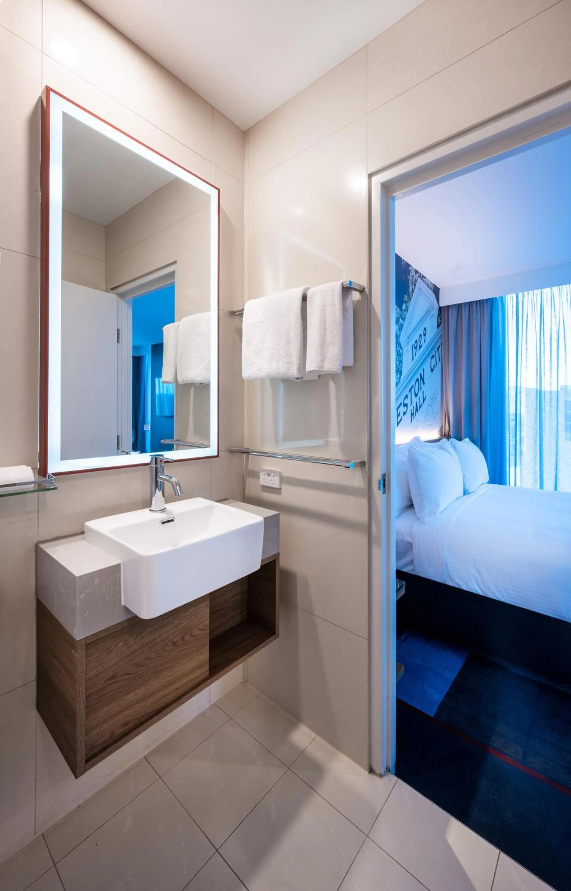 Bathroom, Bed in Novotel Melbourne Preston