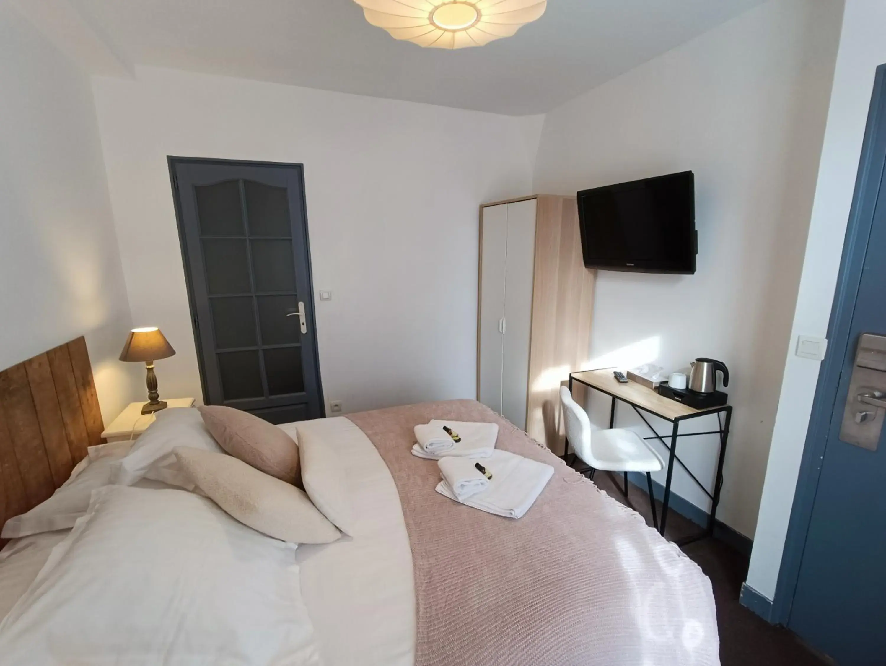 Double Room with Shower in Chambres d'Hôtes La petite Salamandre Double Room with Shower in Chambres d'Hôtes La petite Salamandre