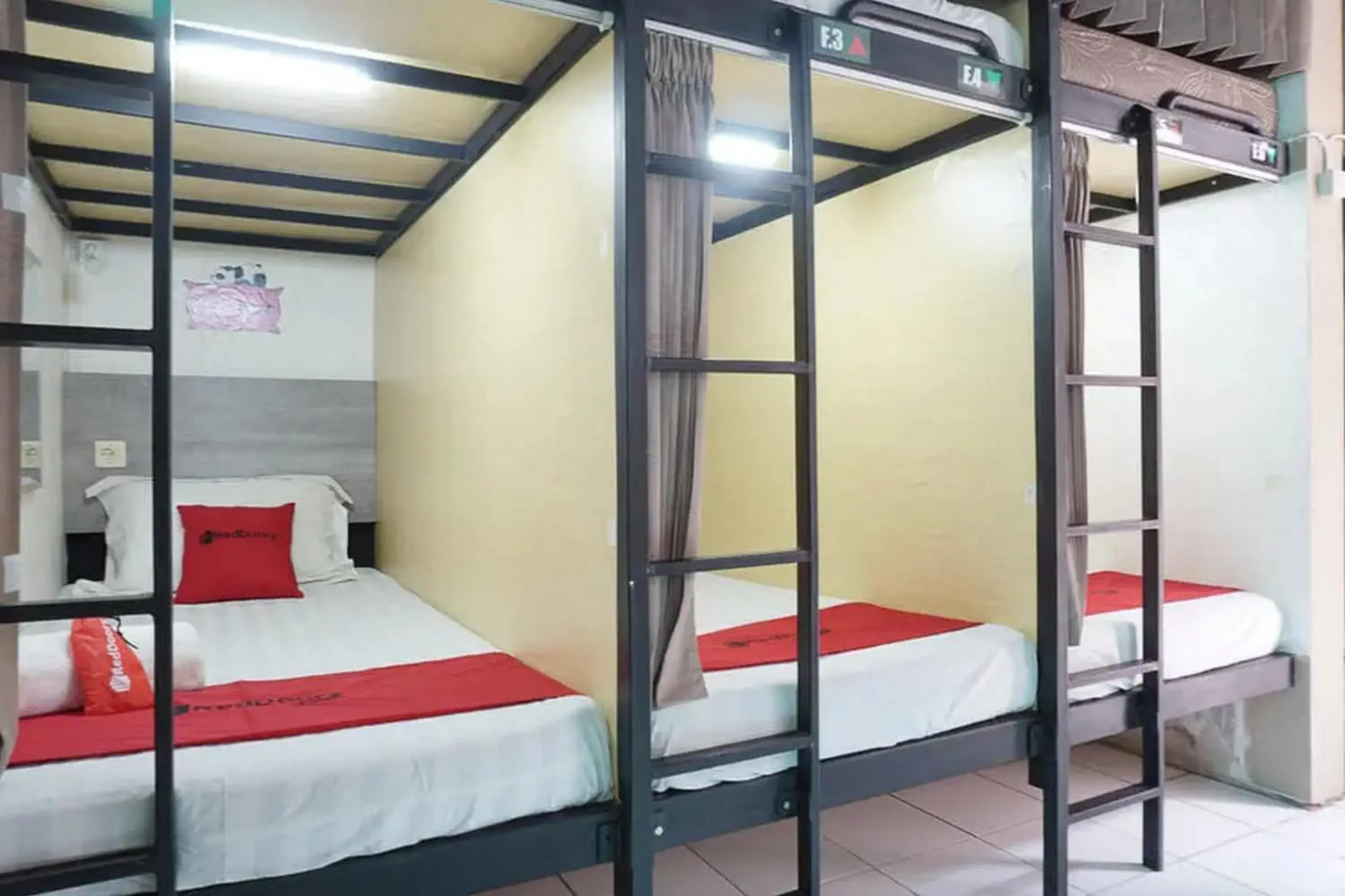 Bedroom, Bed in RedDoorz near Museum Angkut Batu 2 Bedroom, Bed in RedDoorz near Museum Angkut Batu 2