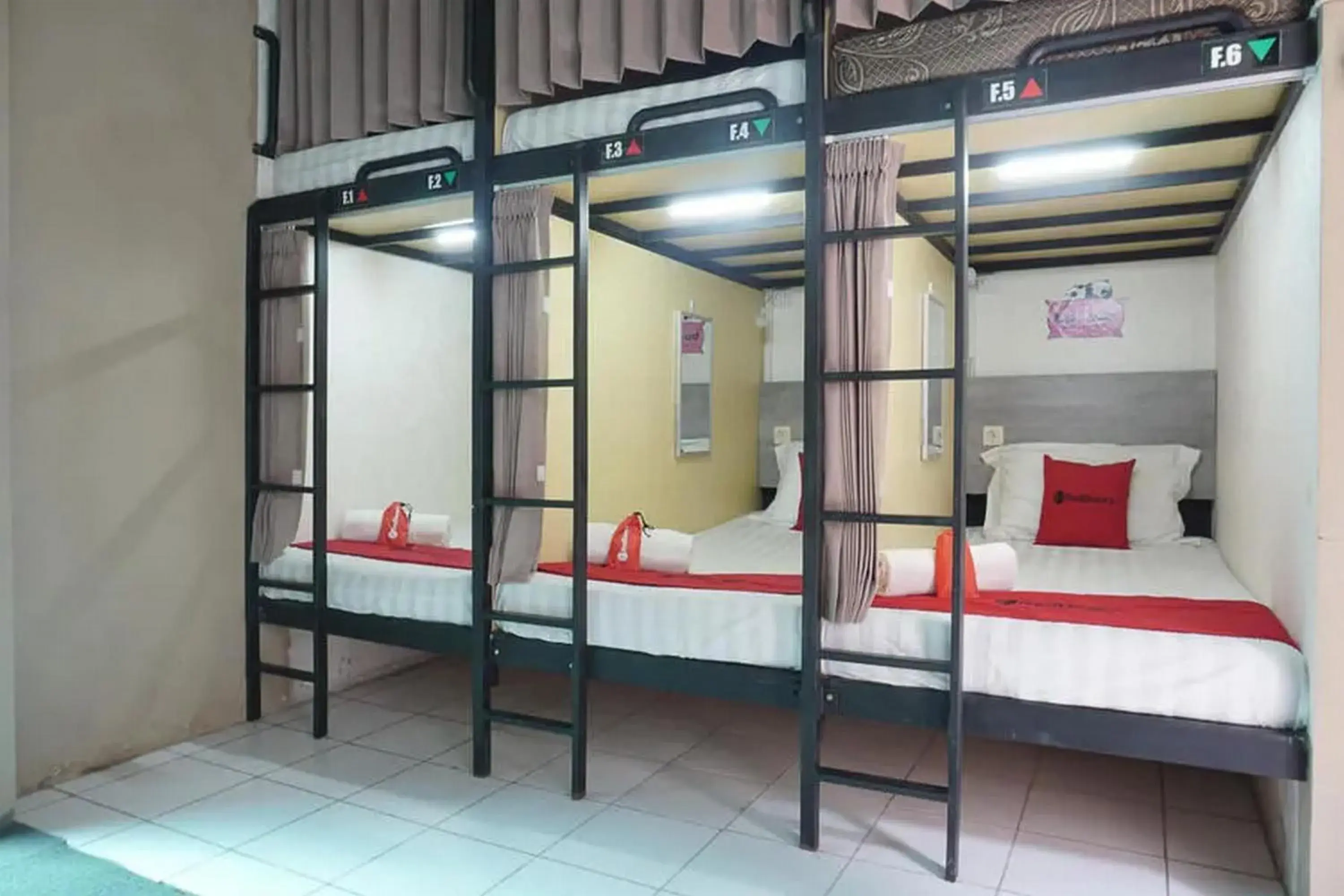 Bedroom, Bed in RedDoorz near Museum Angkut Batu 2 Bedroom, Bed in RedDoorz near Museum Angkut Batu 2