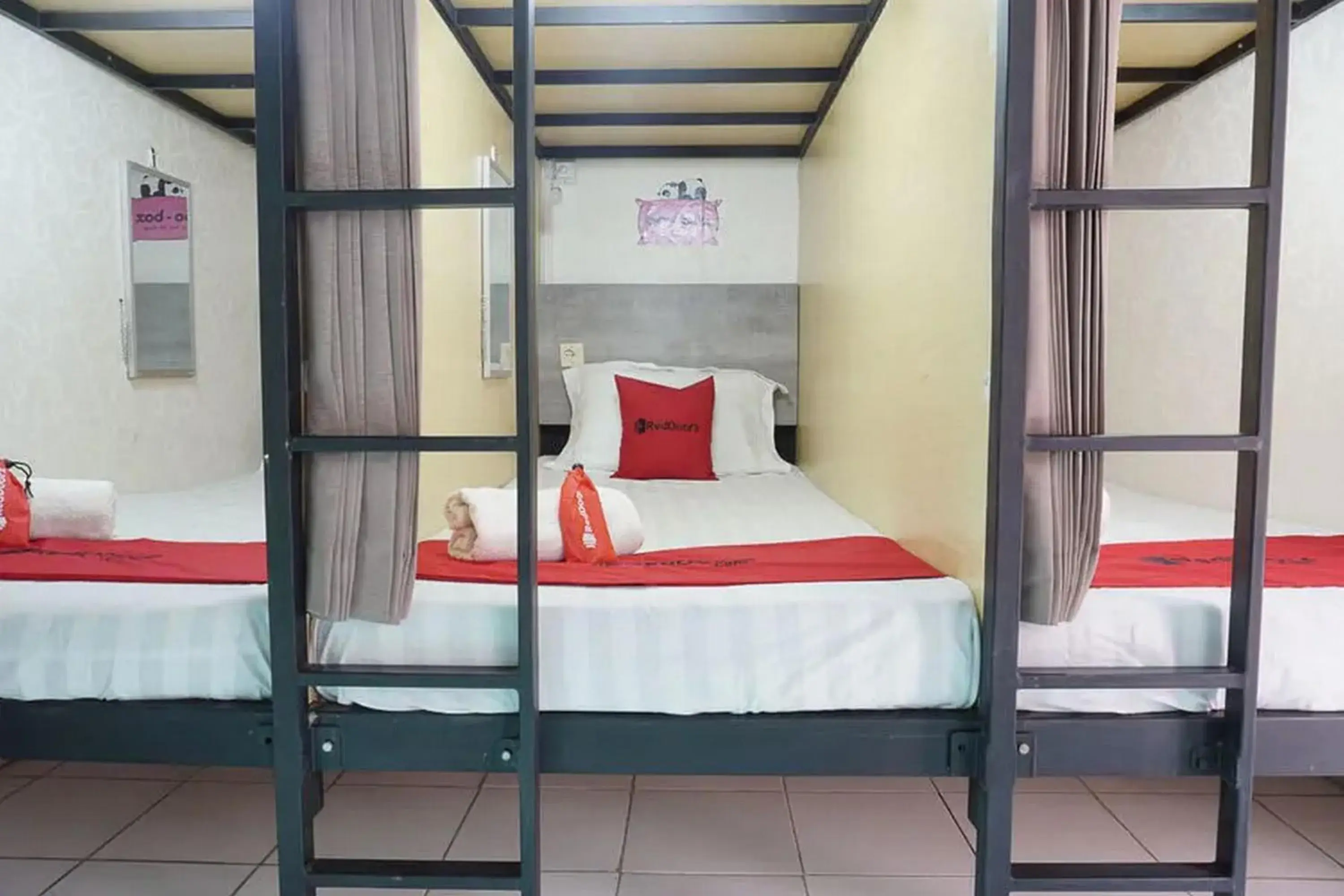 Bedroom, Bed in RedDoorz near Museum Angkut Batu 2 Bedroom, Bed in RedDoorz near Museum Angkut Batu 2