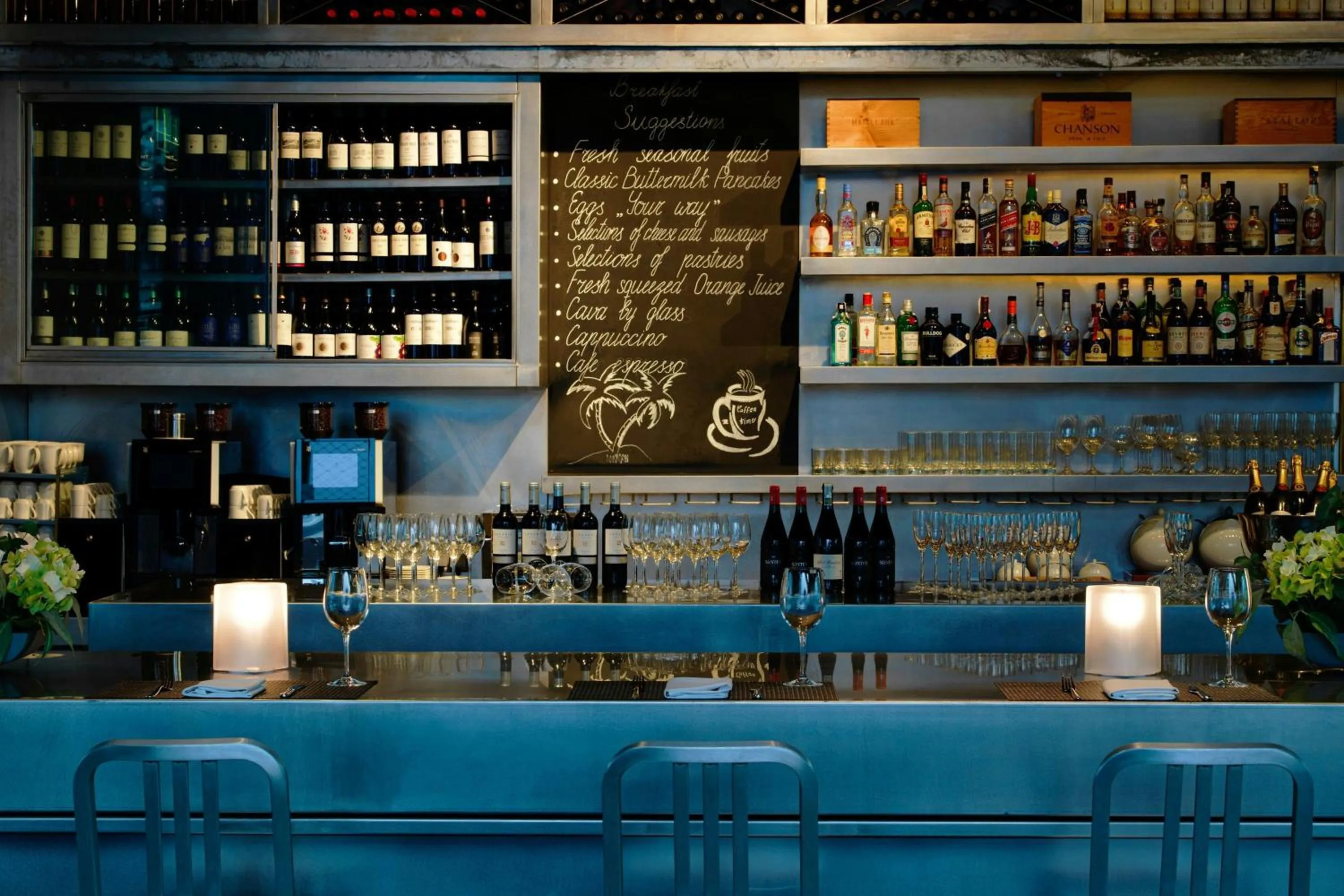 Lounge or bar in Renaissance Barcelona Fira Hotel