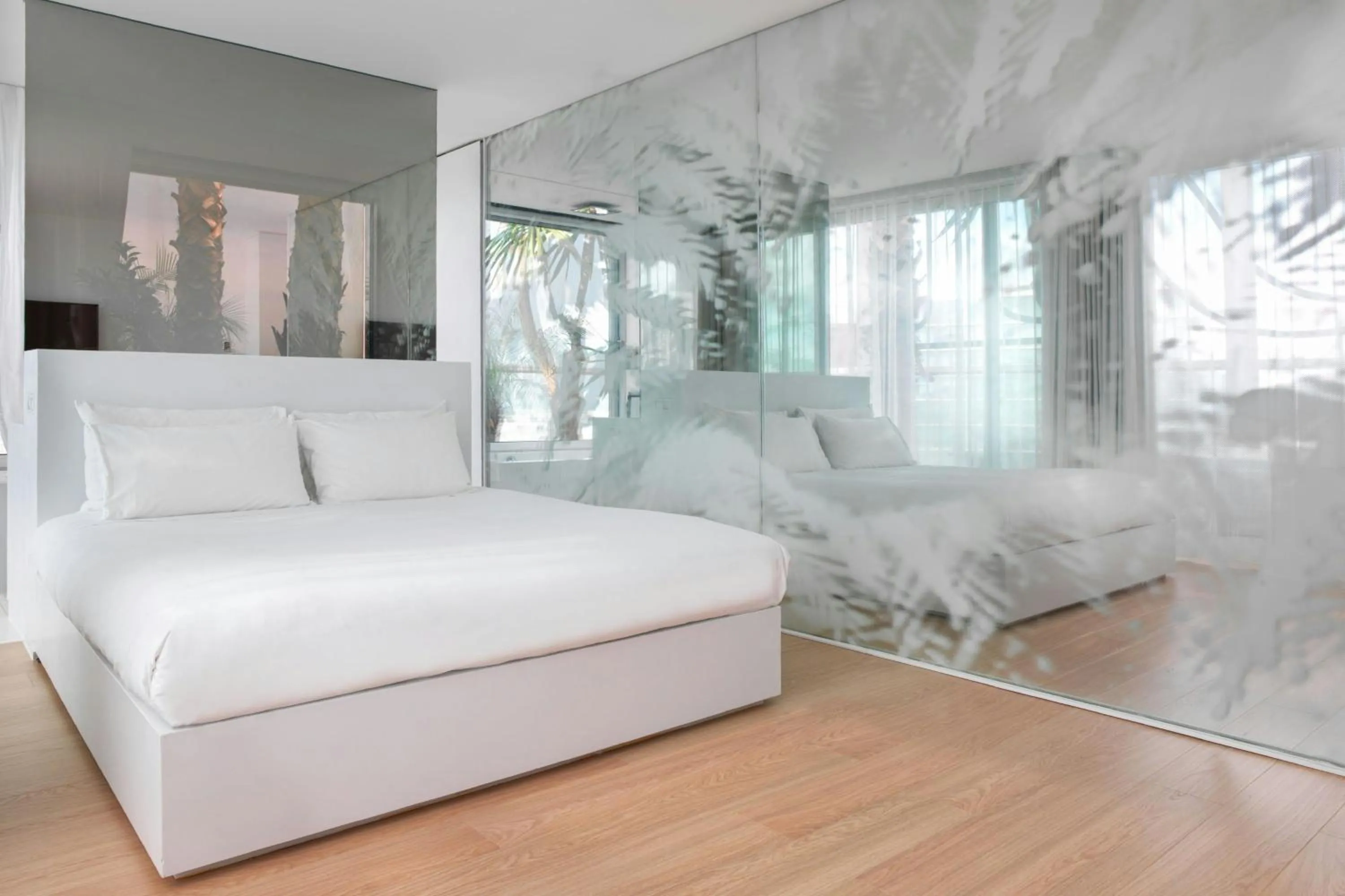 Swimming pool, Bed in Renaissance Barcelona Fira Hotel