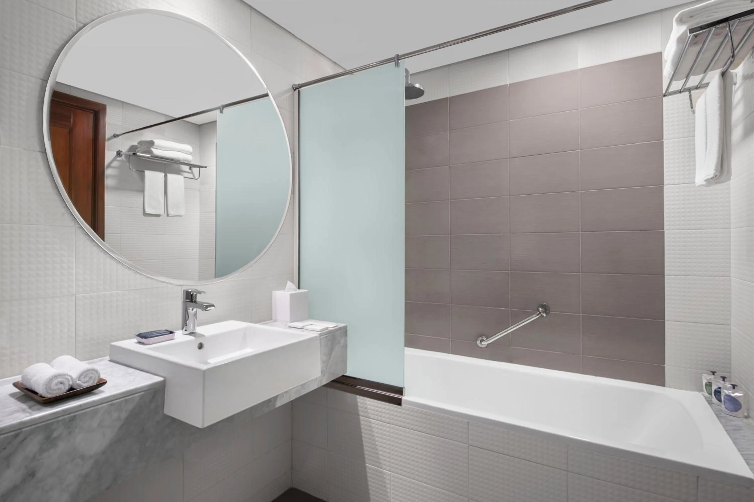 Bathroom in Leva Hotel and Suites, Opposite Downtown