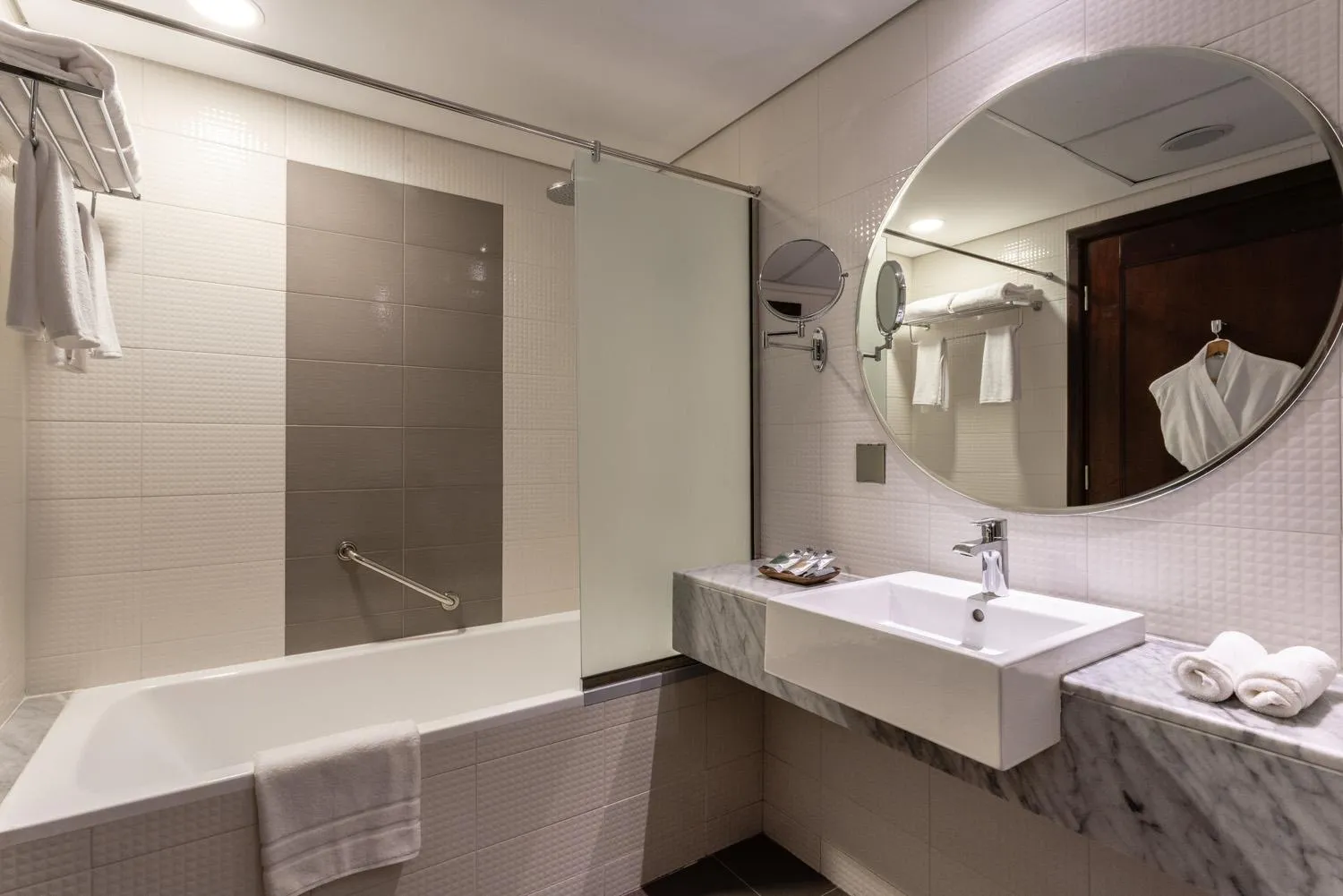 Bathroom in Leva Hotel and Suites, Opposite Downtown