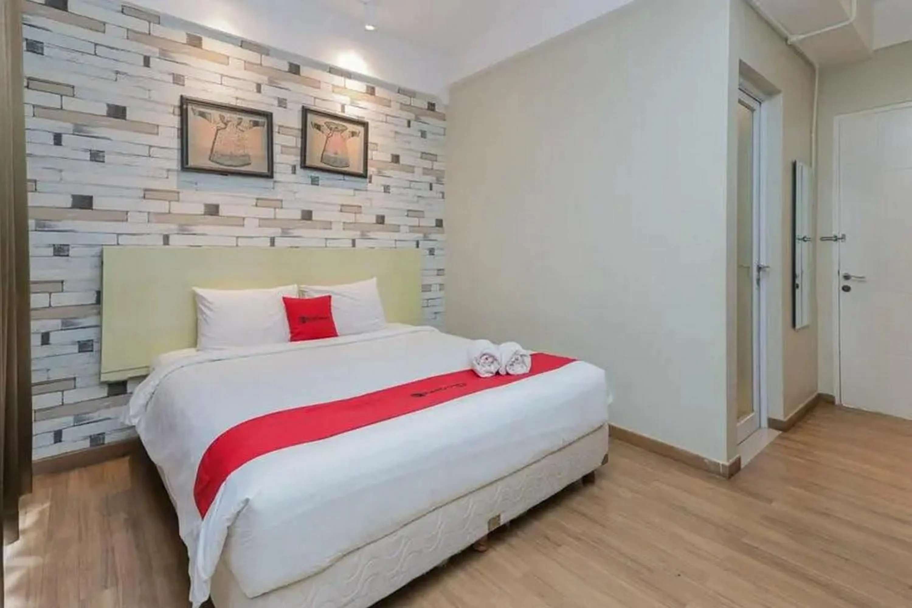 Bedroom, Bed in RedDoorz Plus at Riverside Malang