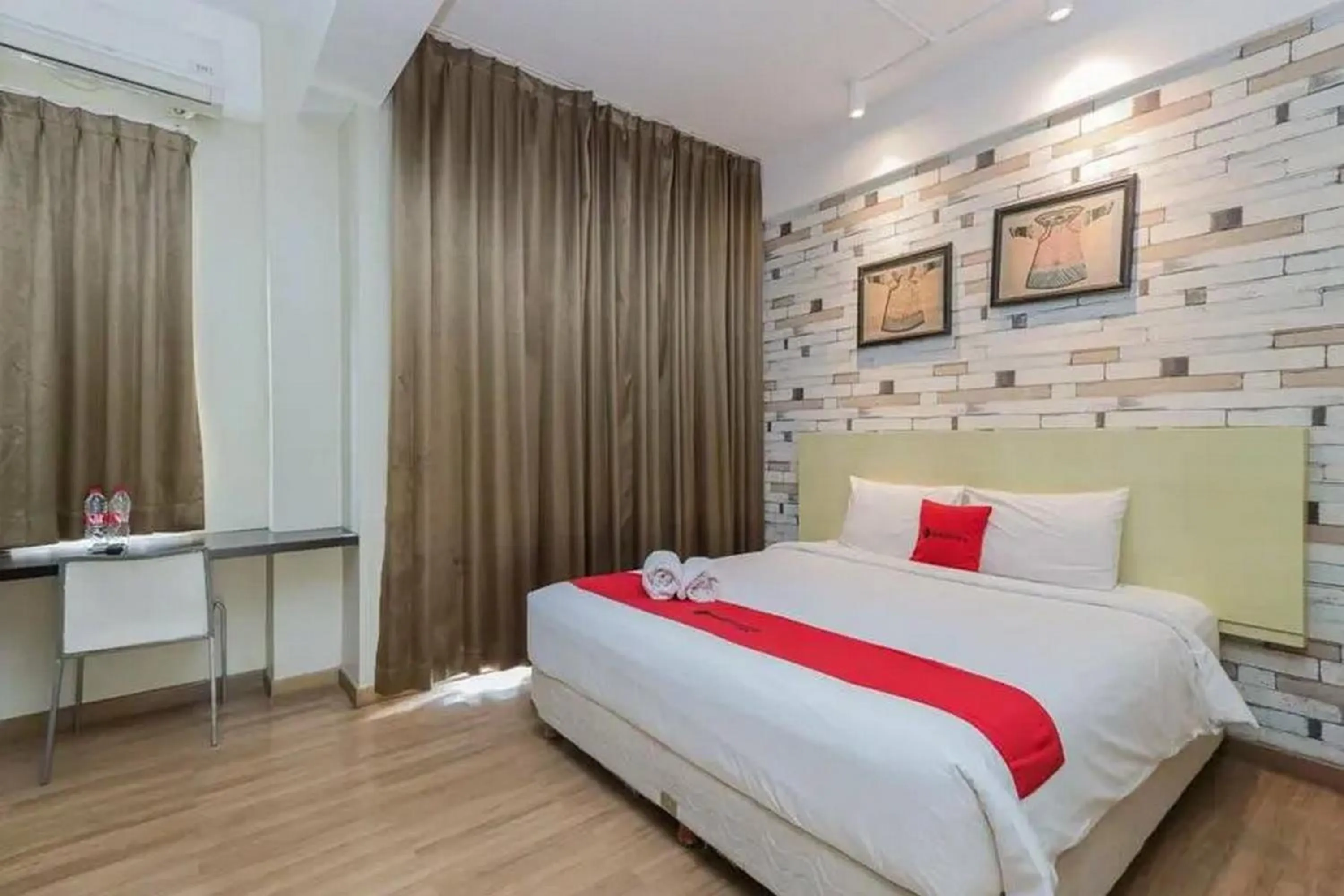 Bedroom, Bed in RedDoorz Plus at Riverside Malang