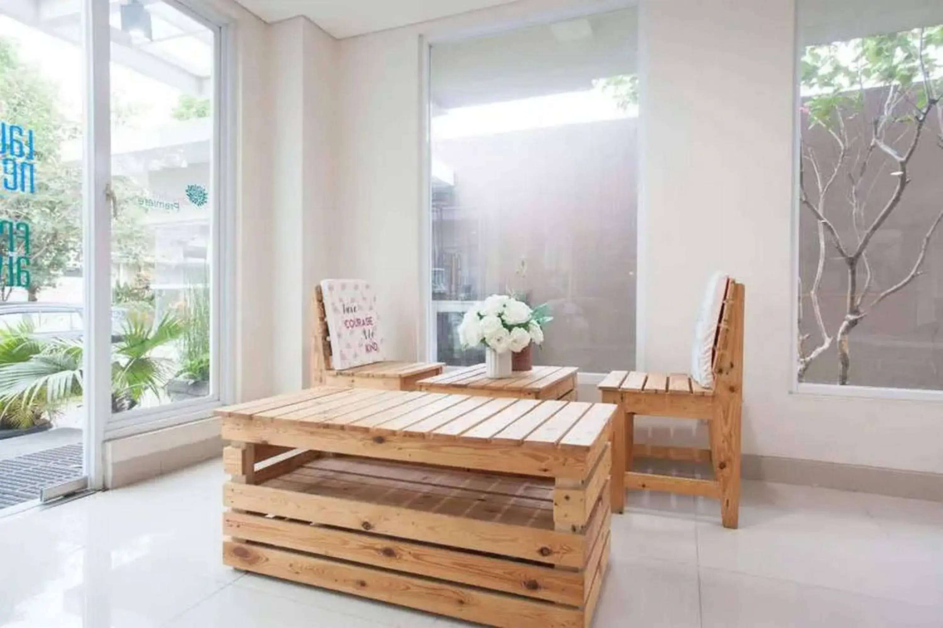 Living room in RedDoorz Plus at Riverside Malang Living room in RedDoorz Plus at Riverside Malang