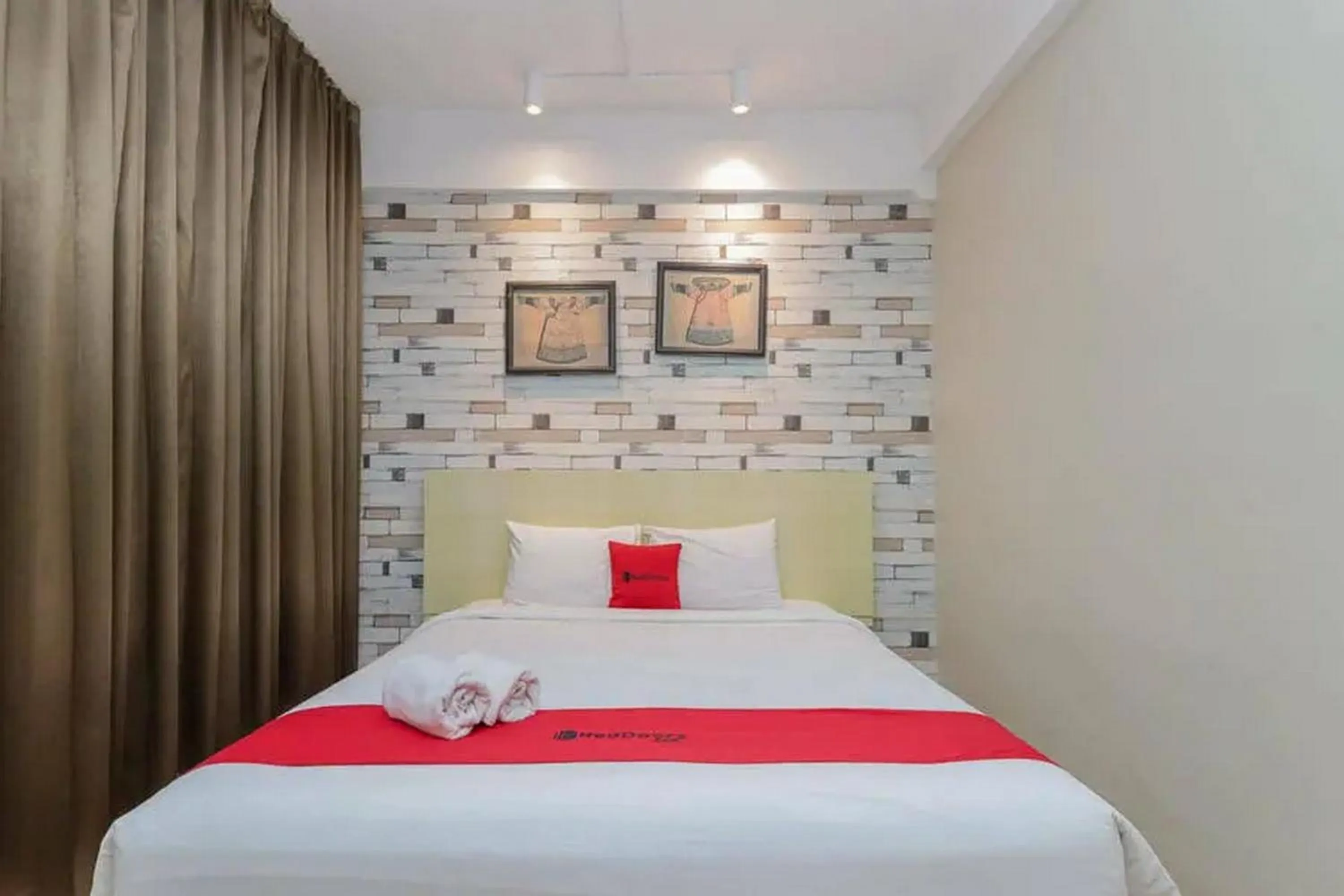 Bedroom, Bed in RedDoorz Plus at Riverside Malang