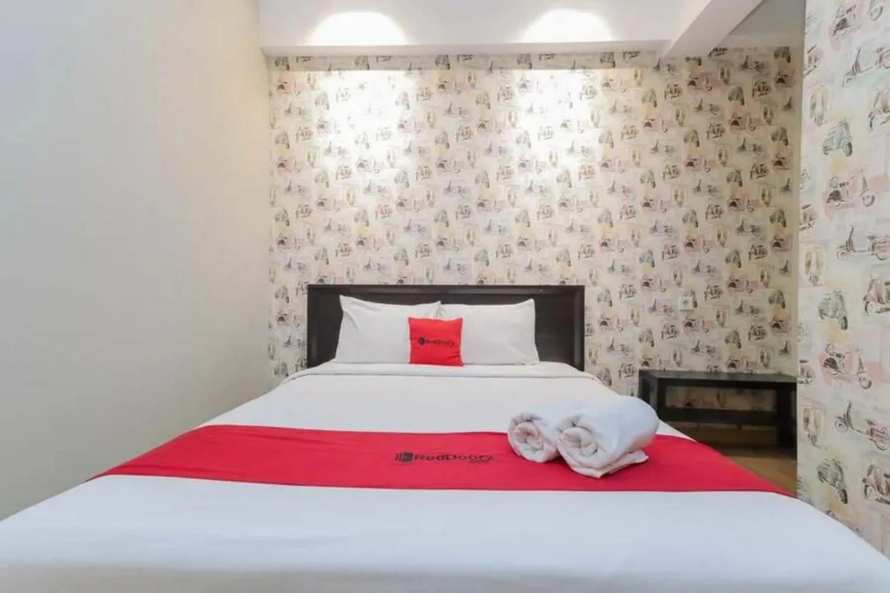 Bedroom, Bed in RedDoorz Plus at Riverside Malang