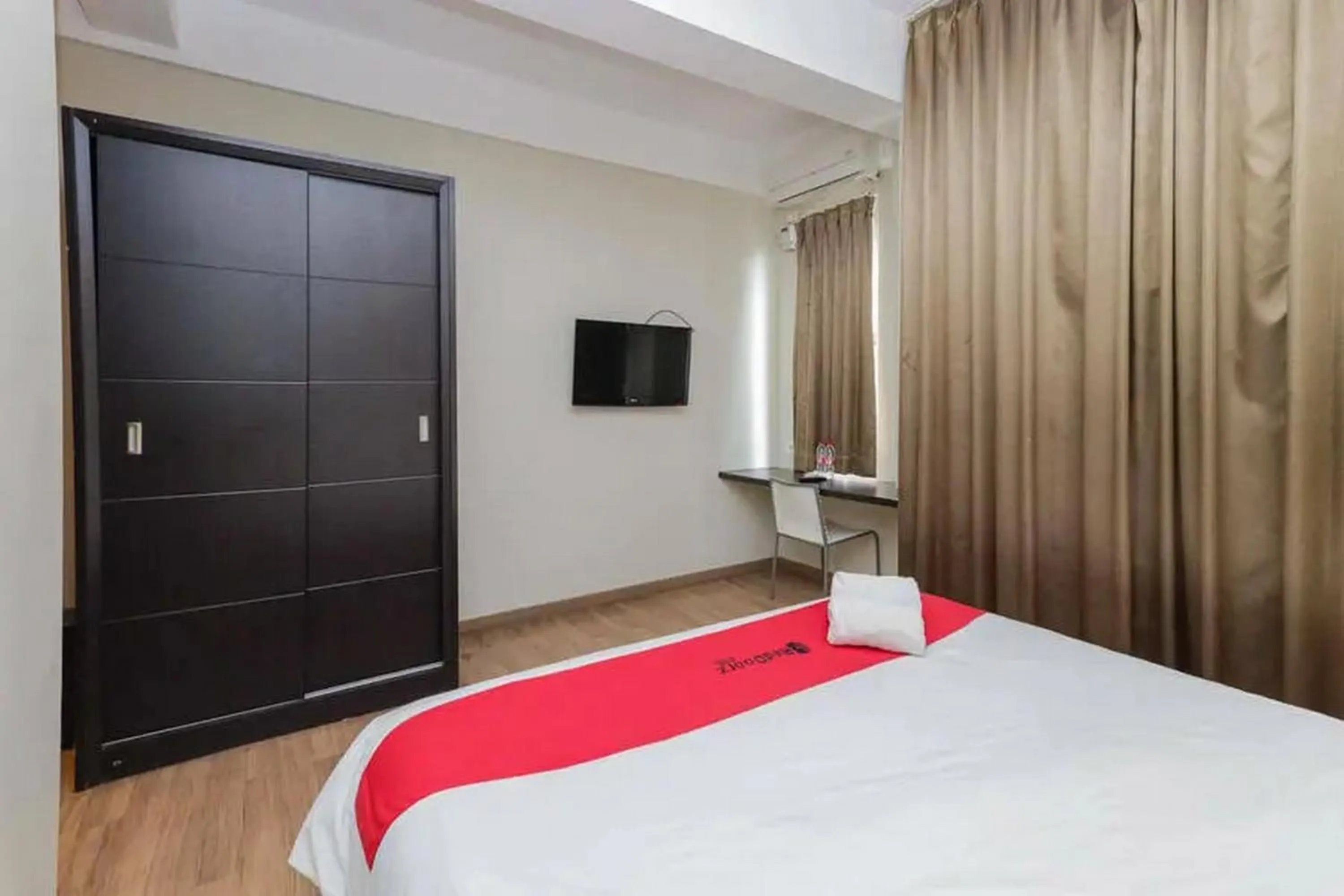 Bedroom, Bed in RedDoorz Plus at Riverside Malang