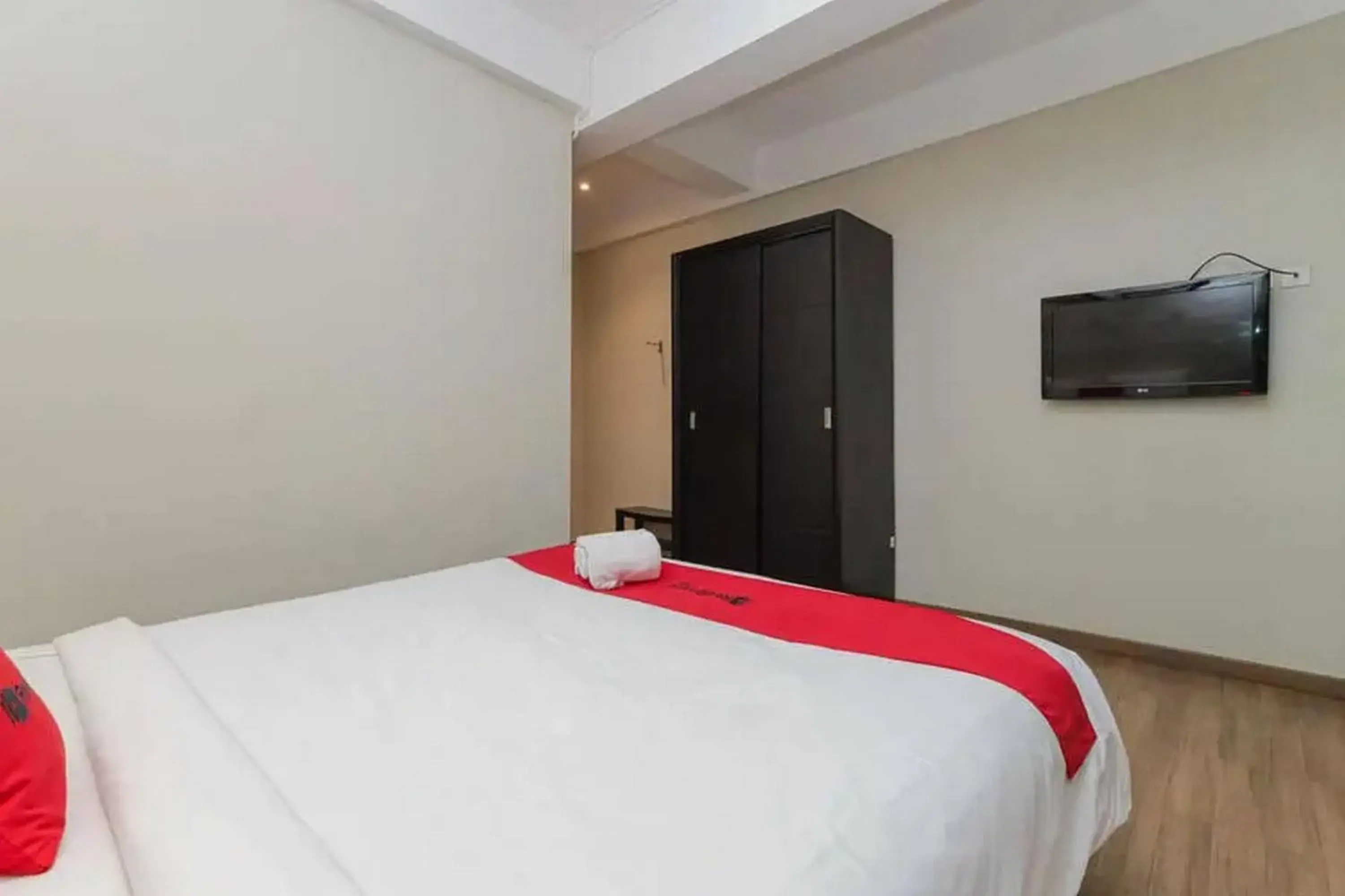 Bedroom, Bed in RedDoorz Plus at Riverside Malang Bedroom, Bed in RedDoorz Plus at Riverside Malang
