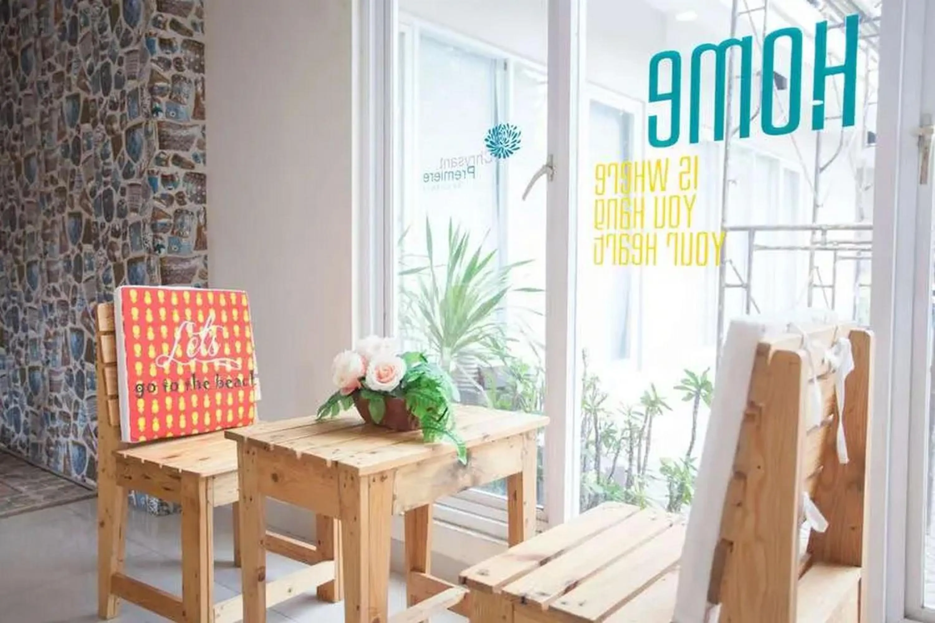 Seating area in RedDoorz Plus at Riverside Malang