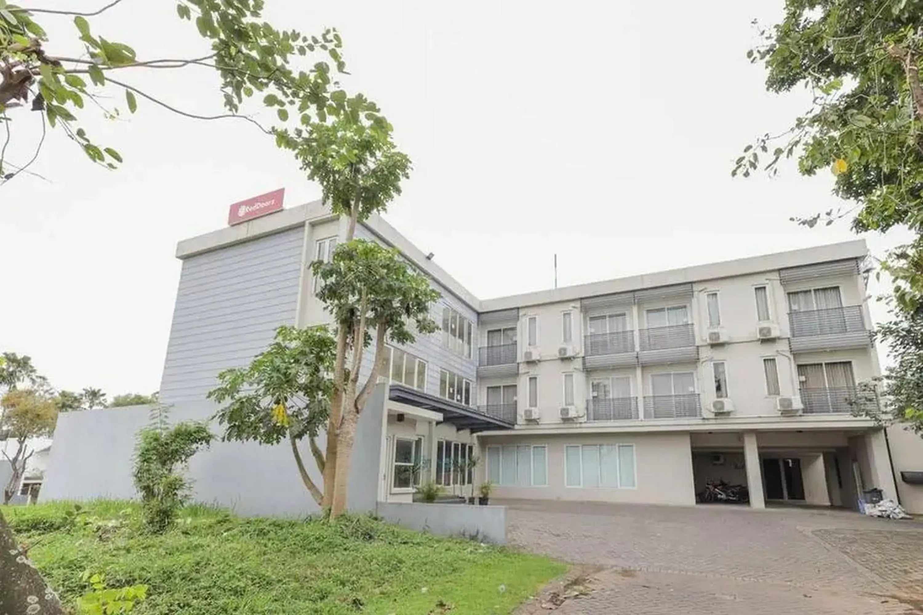 Property building in RedDoorz Plus at Riverside Malang Property building in RedDoorz Plus at Riverside Malang