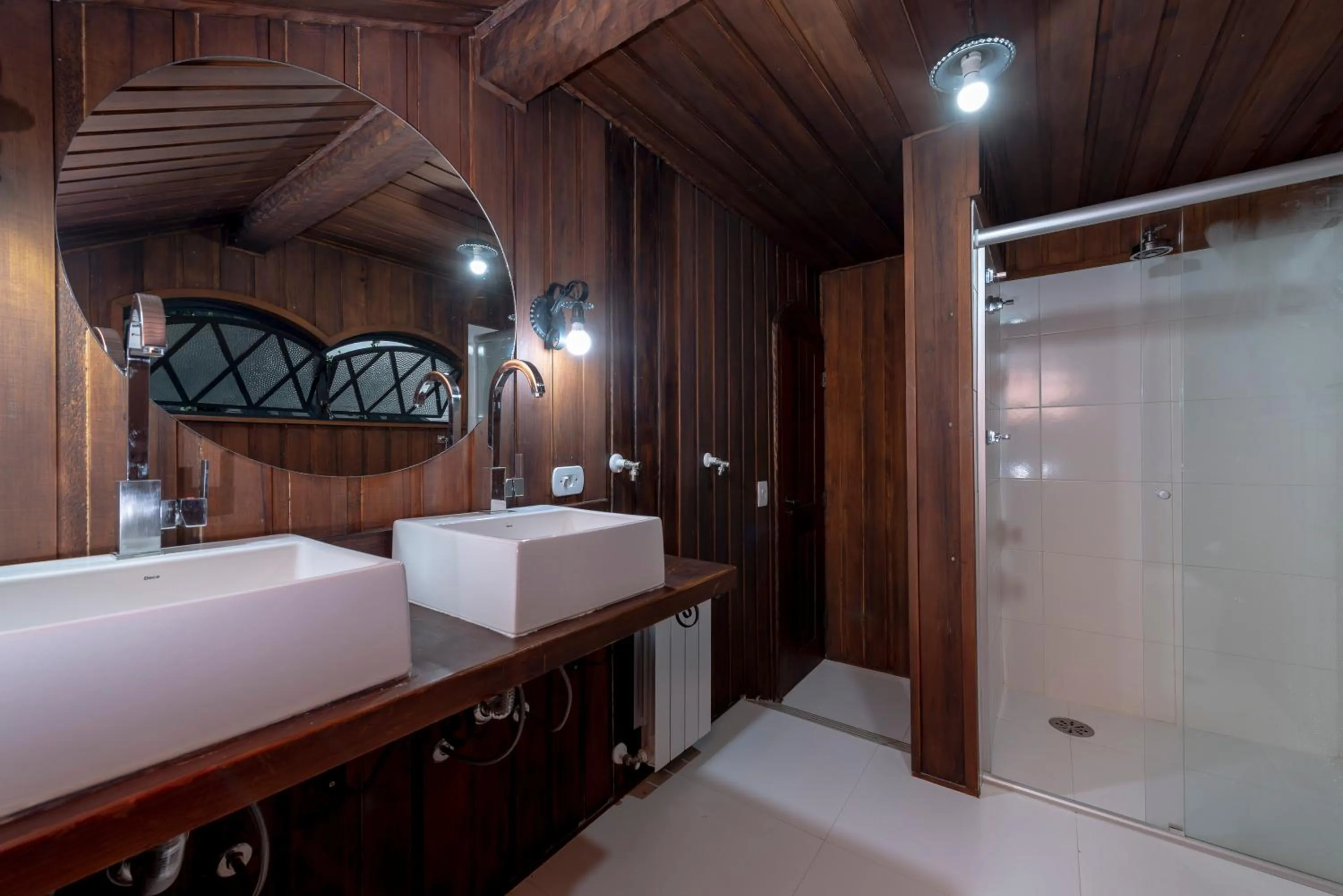 Toilet in Alma Hotel